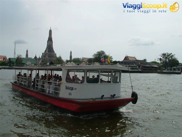 il Wat Arun dal fiume Chao Phraya