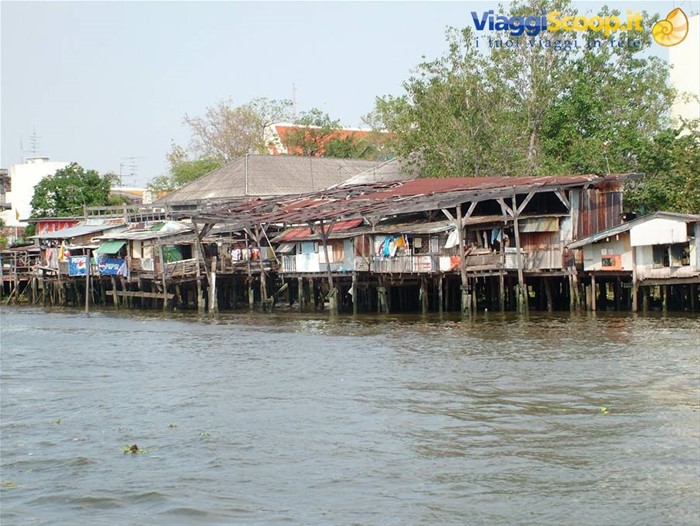 palafitte sul fiume
