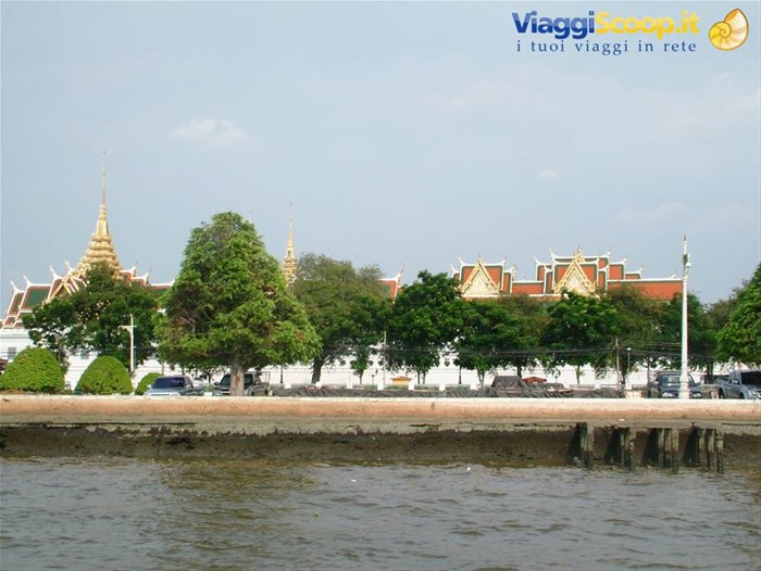 il tempio Wat Pho dal fiume