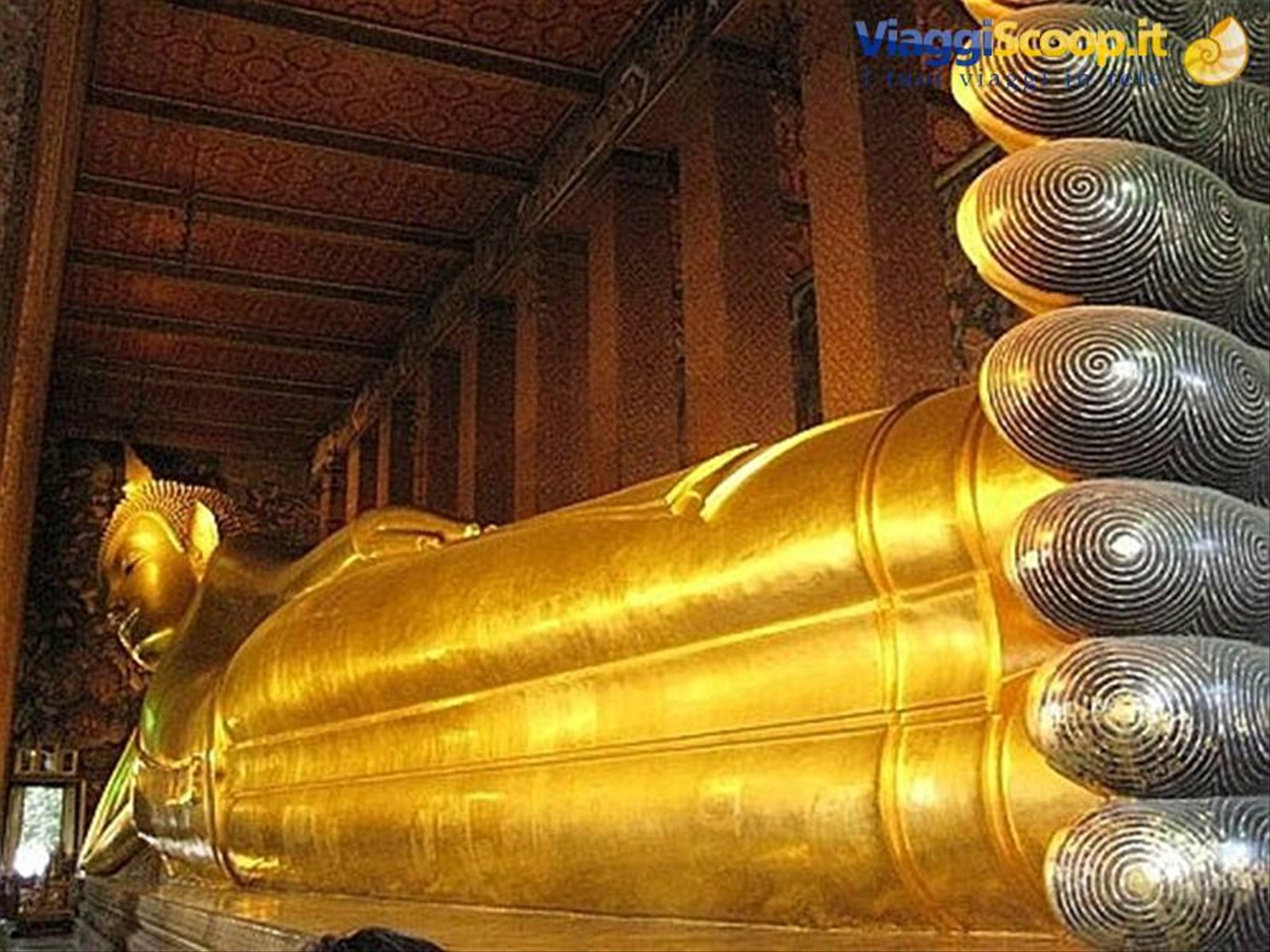 ai piedi del Budda sdraiato