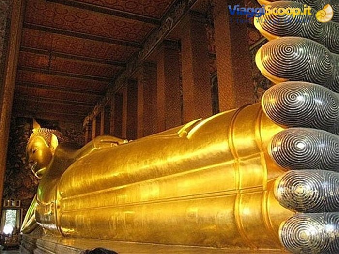 ai piedi del Budda sdraiato