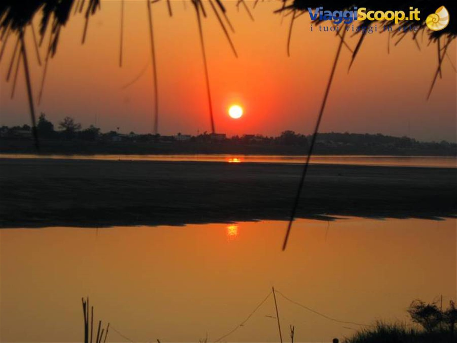 tramonto sul fiume Mekong
