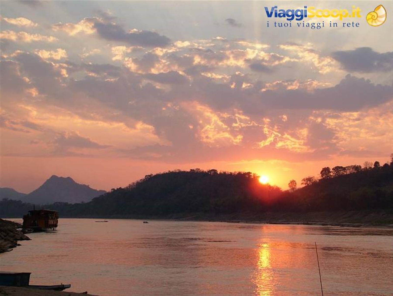 tramonto sul fiume Mekong