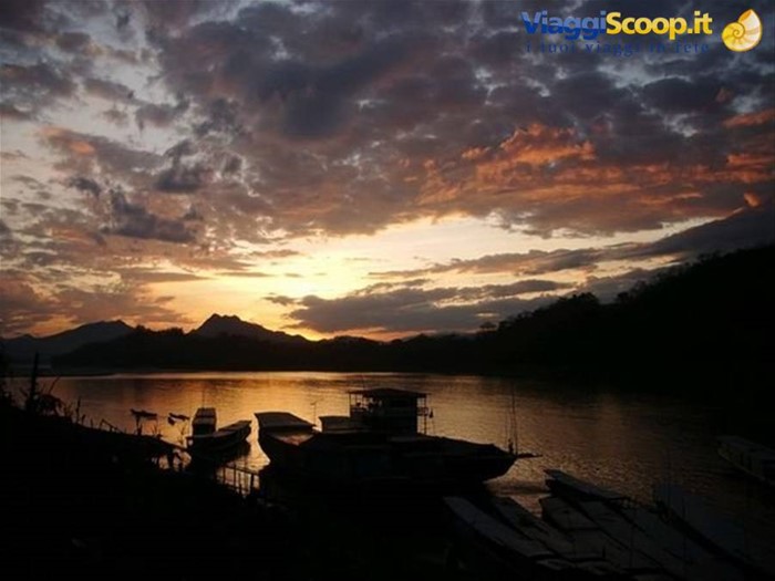 tramonto sul fiume Mekong