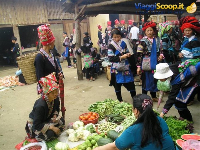 mercato a Lao Cai, donne della tribù Hoa