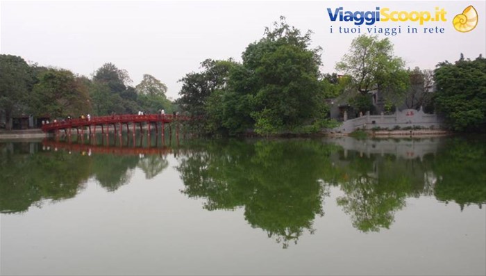 Hanoi, ponte sul lago Kiem