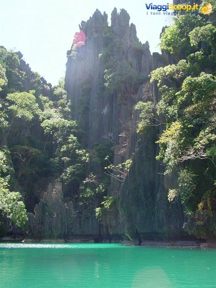 le falesie che circondano la laguna
