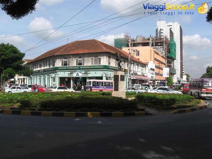 Dar es Salaam, monumento agli Ascari