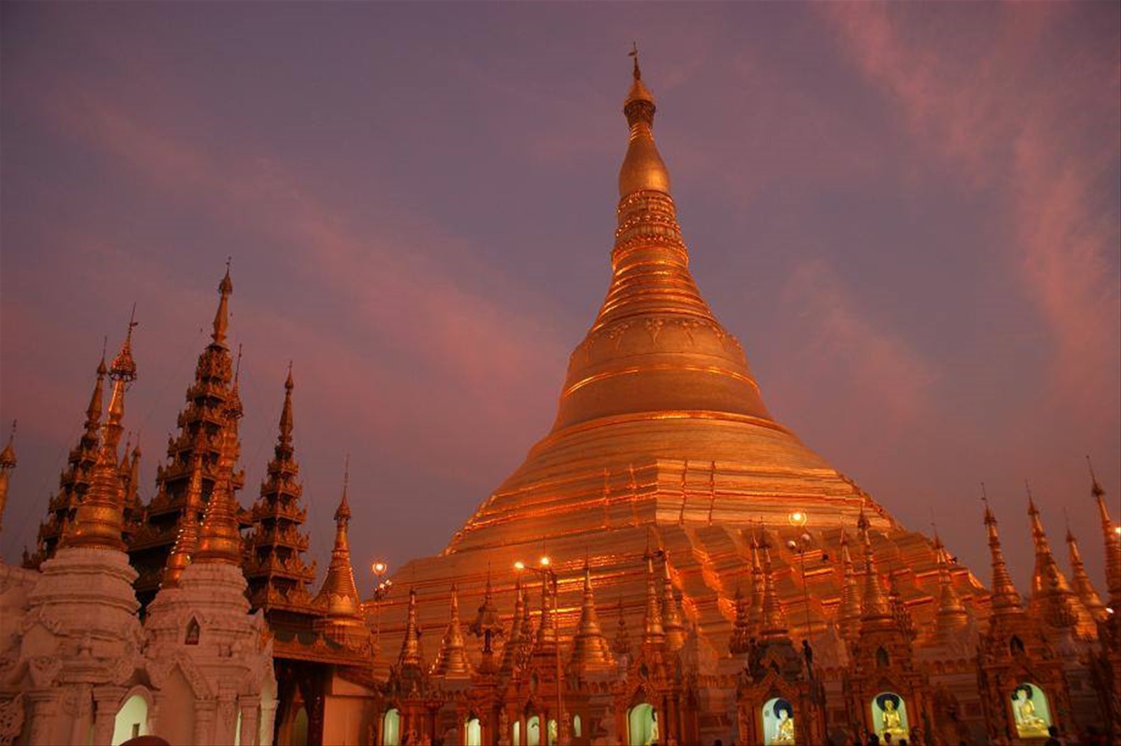 Golden Pagoda al tramonto