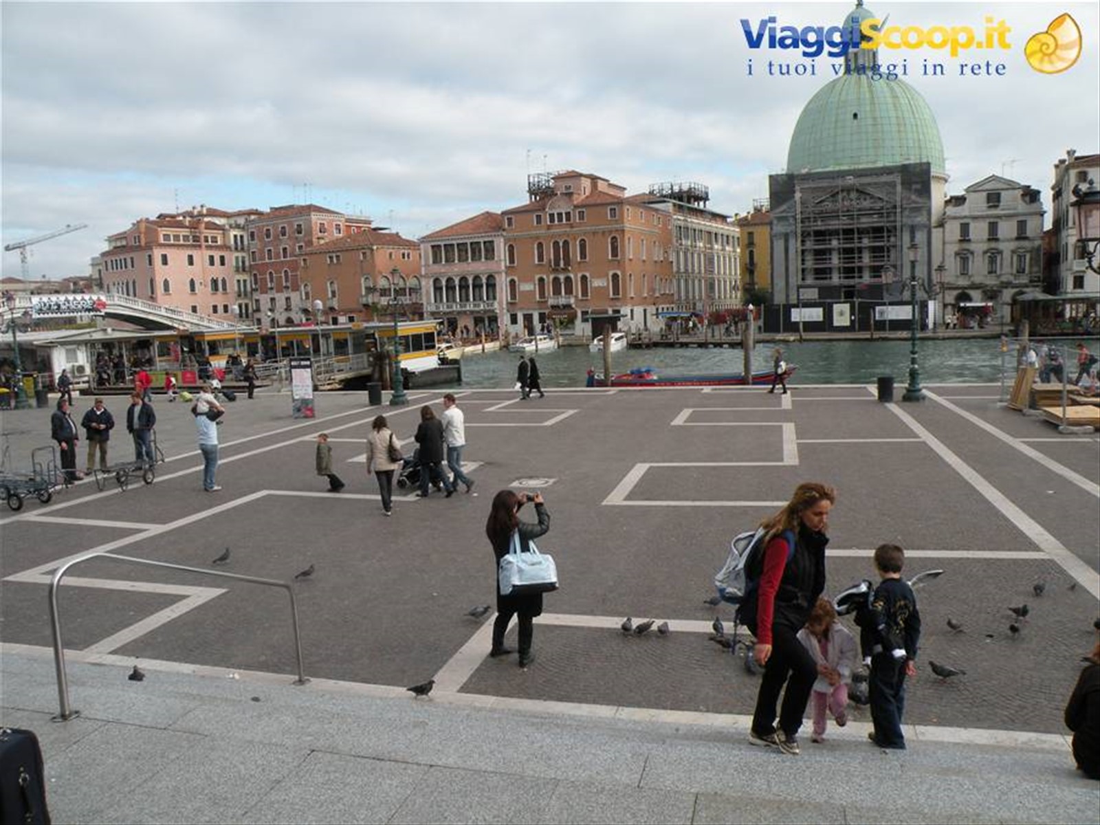 piazzale della stazione Lido, appena arrivata già faccio foto :-)