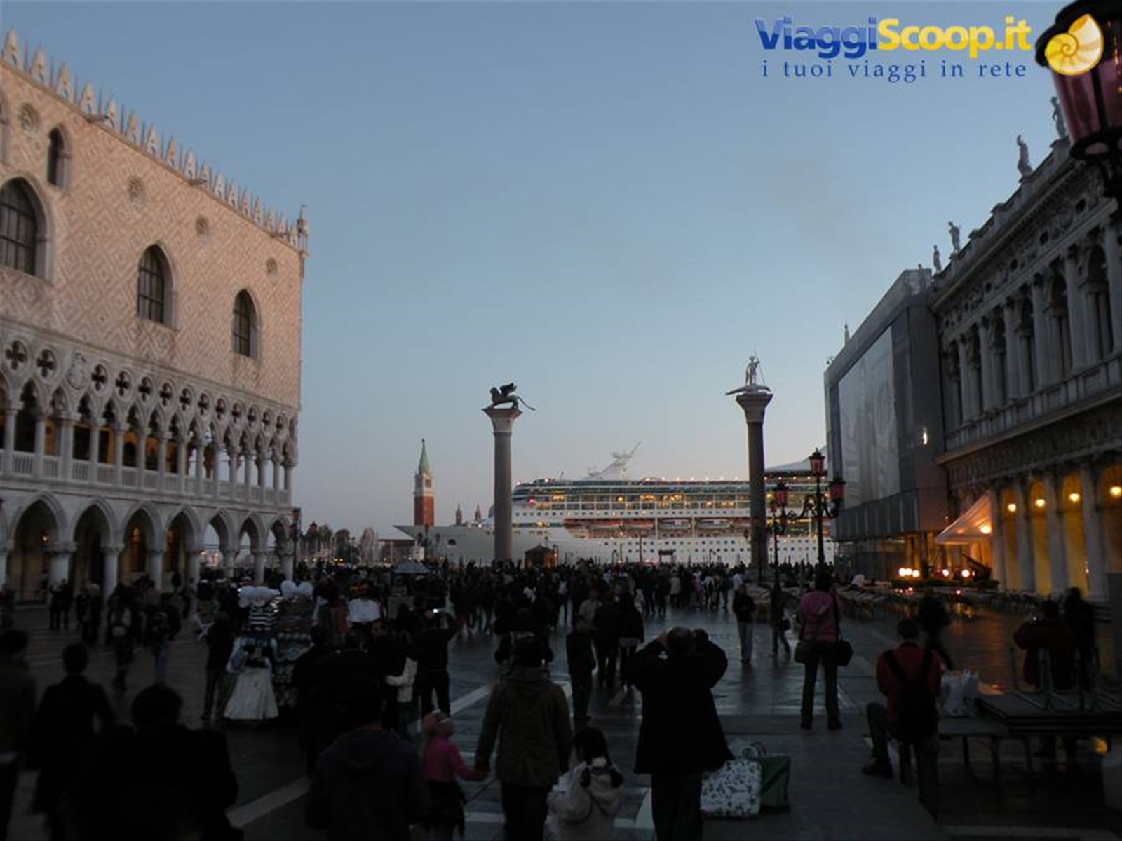 nave da crociera che transita davanti alla piazza San Marco