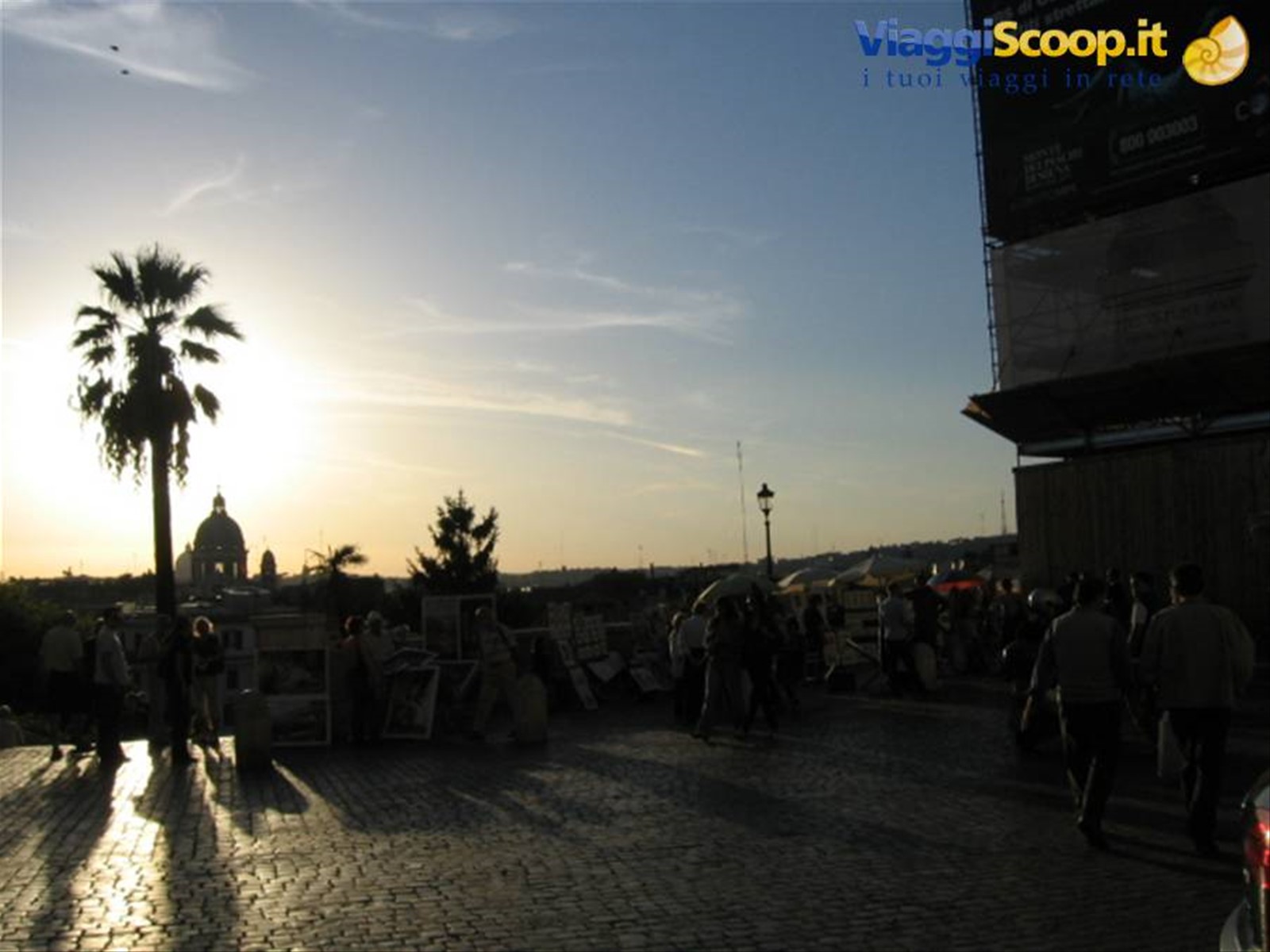 piazza della Trinità piena di pittori al tramonto