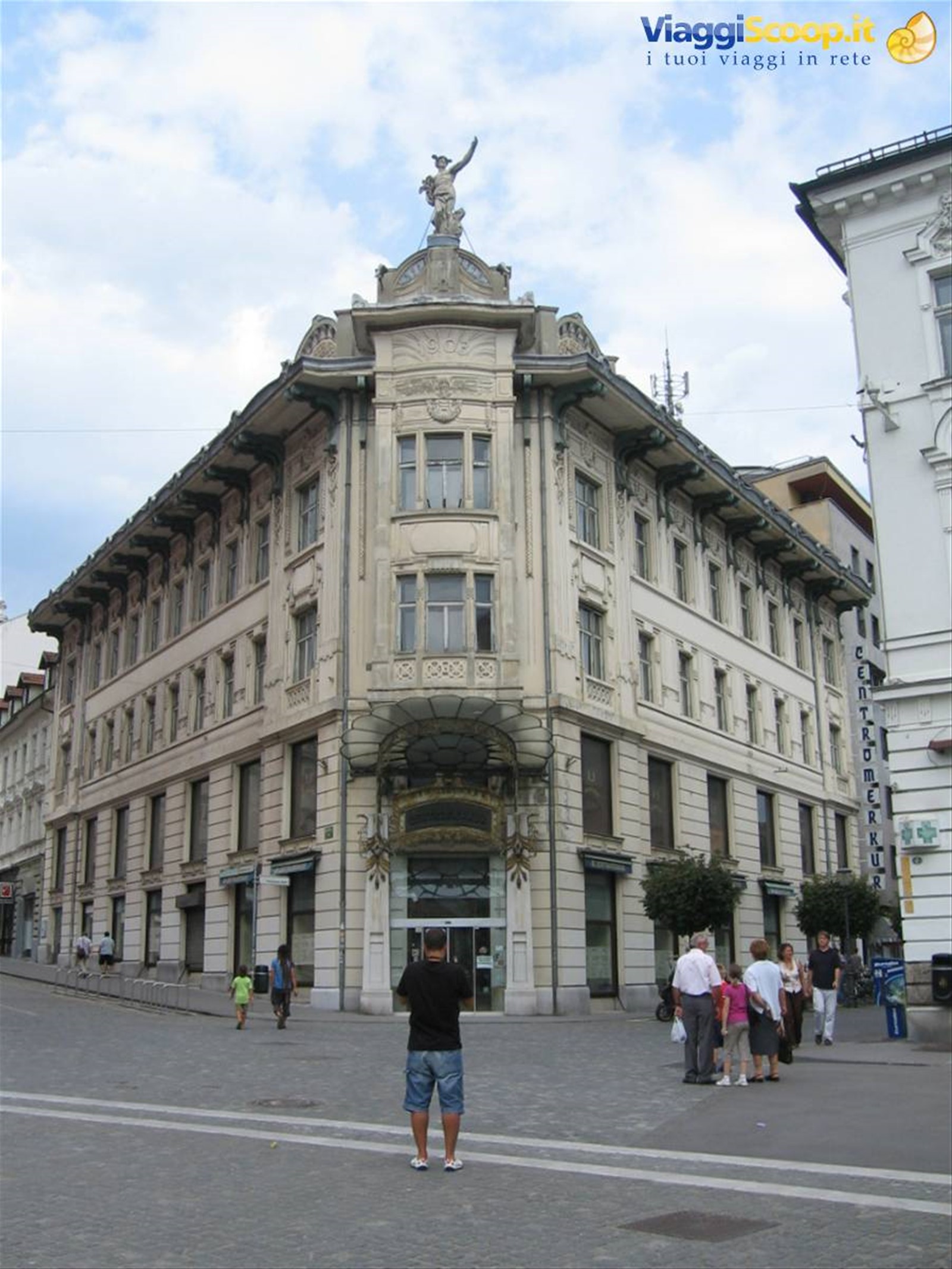 bellissimo palazzo nella piazza principale