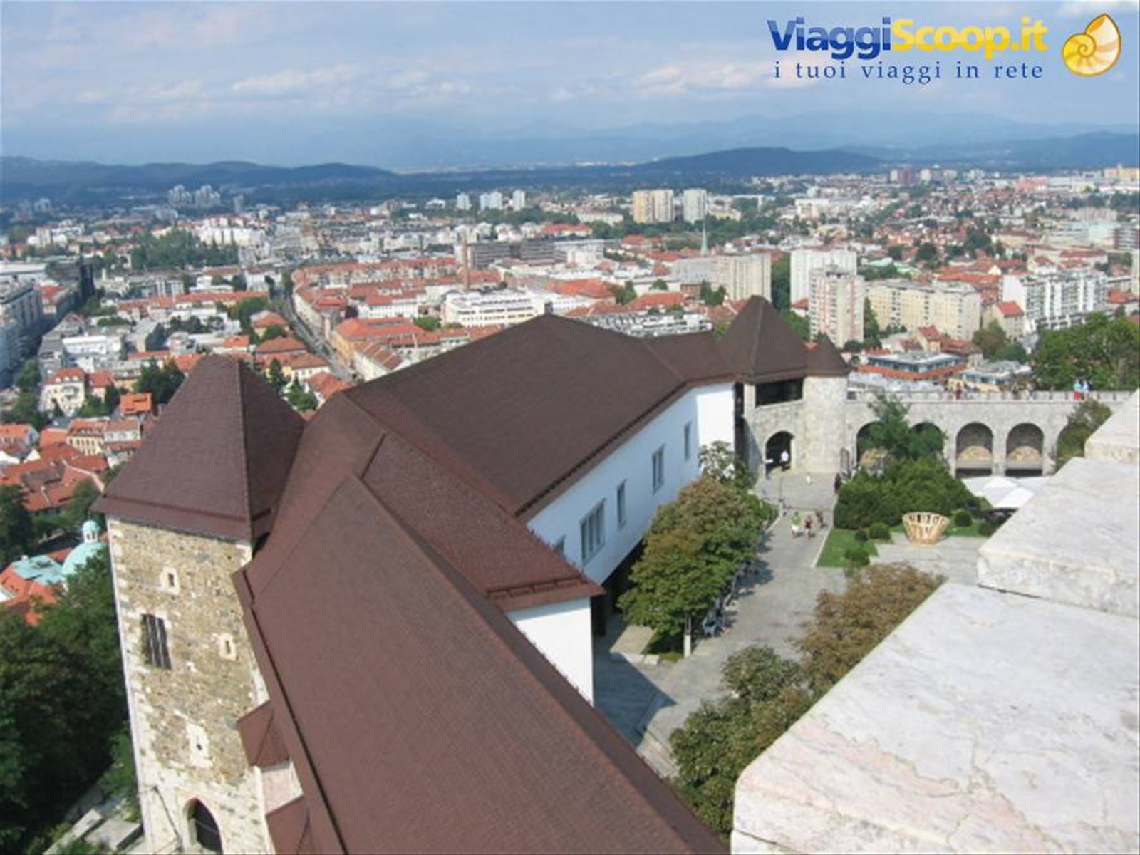 vista panoramica dalla torre col cortile del castello