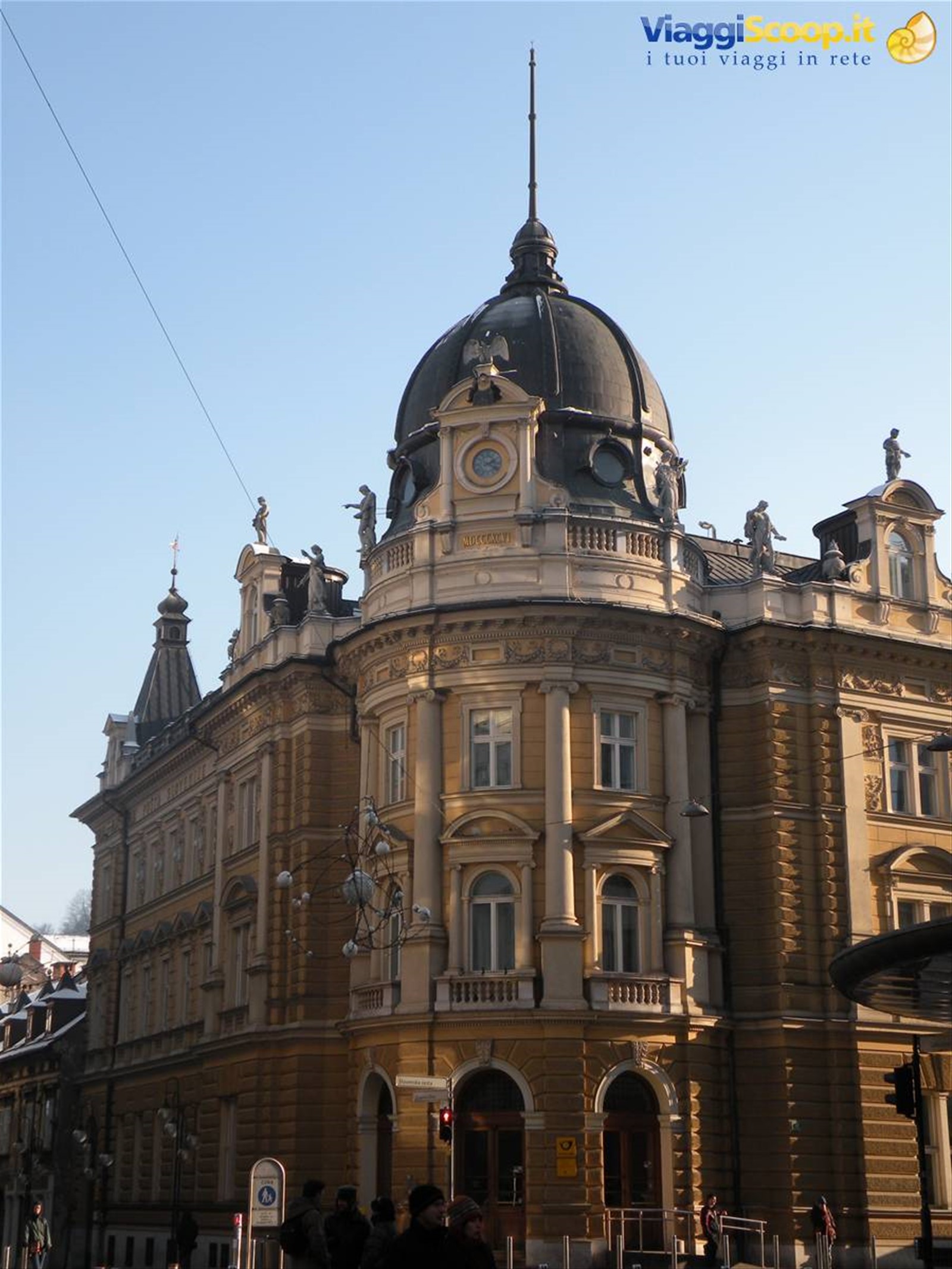 un palazzo nella via commerciale