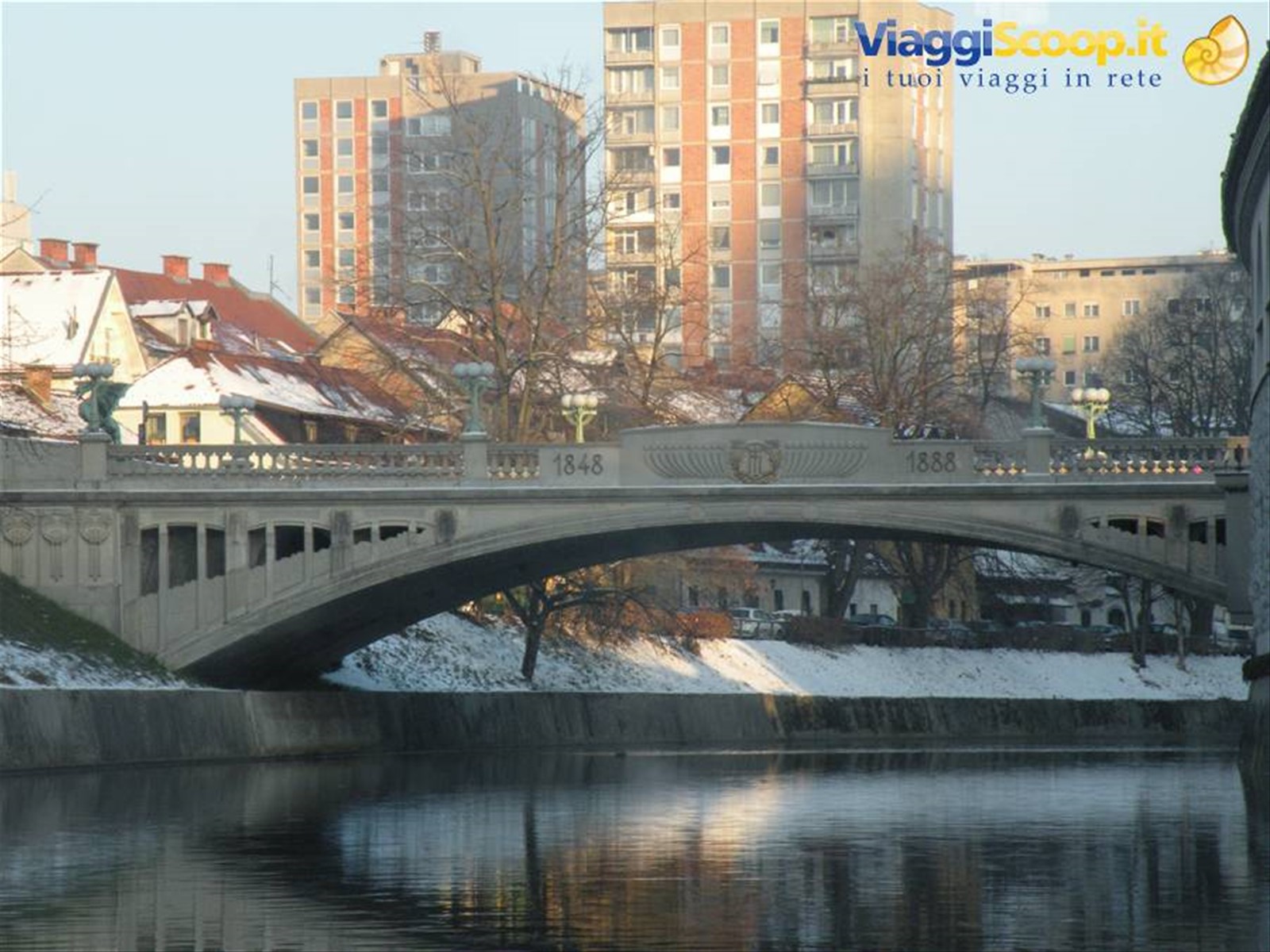 il ponte dei draghi visto dal fiume