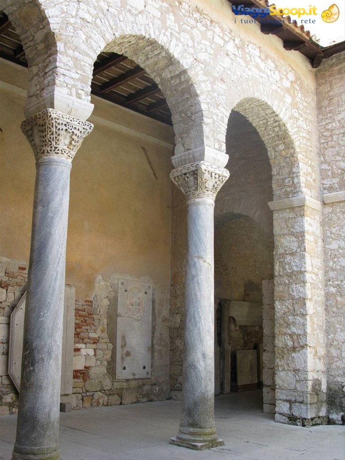 colonne del cortile della Basilica