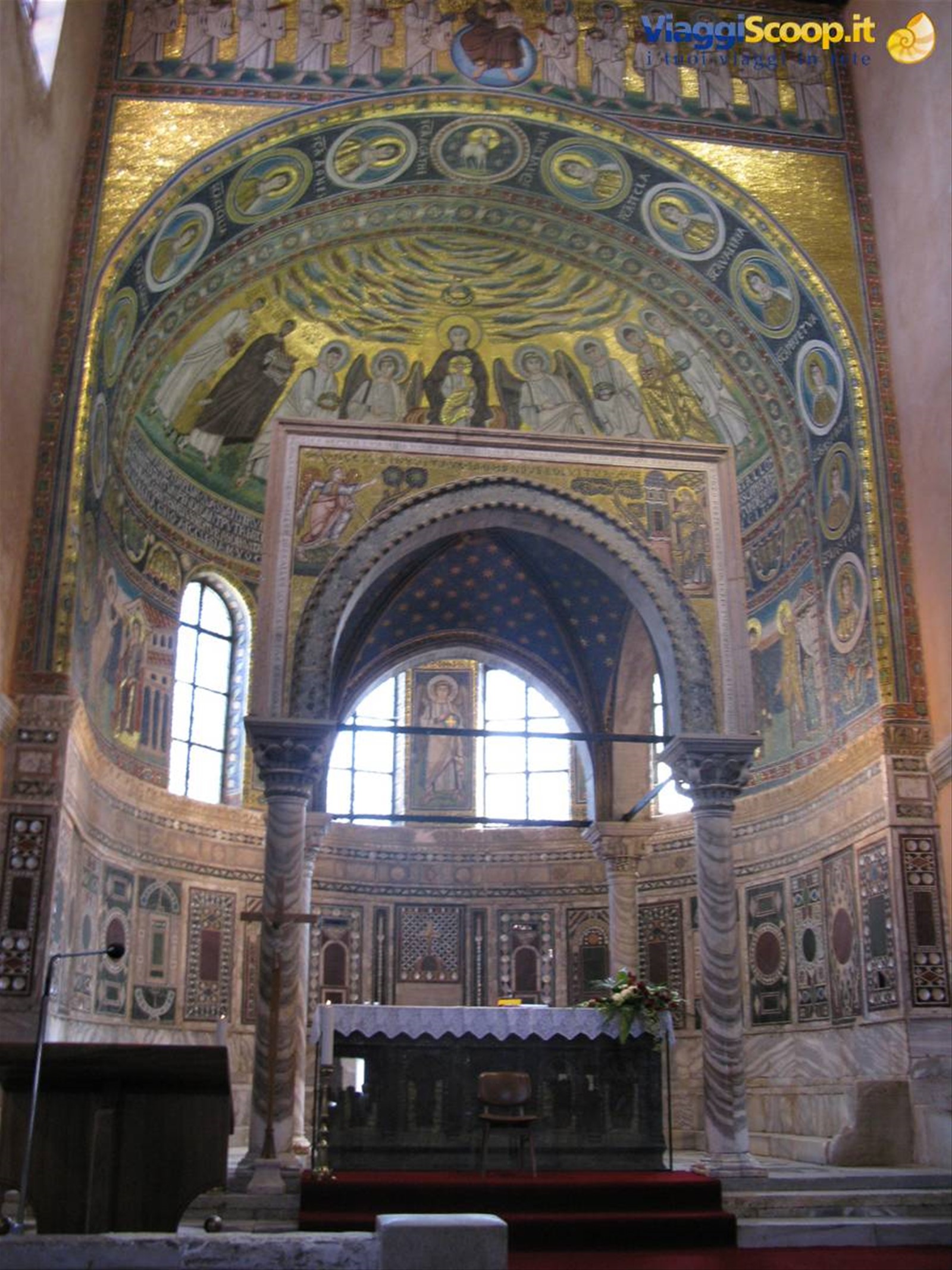 interno della Basilica:il massimo esempio di arte musiva bizantina dell'intera Croazia