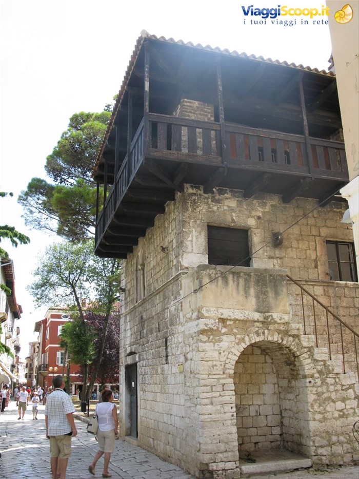 tipica casa mediovale ai lati del Decumanus