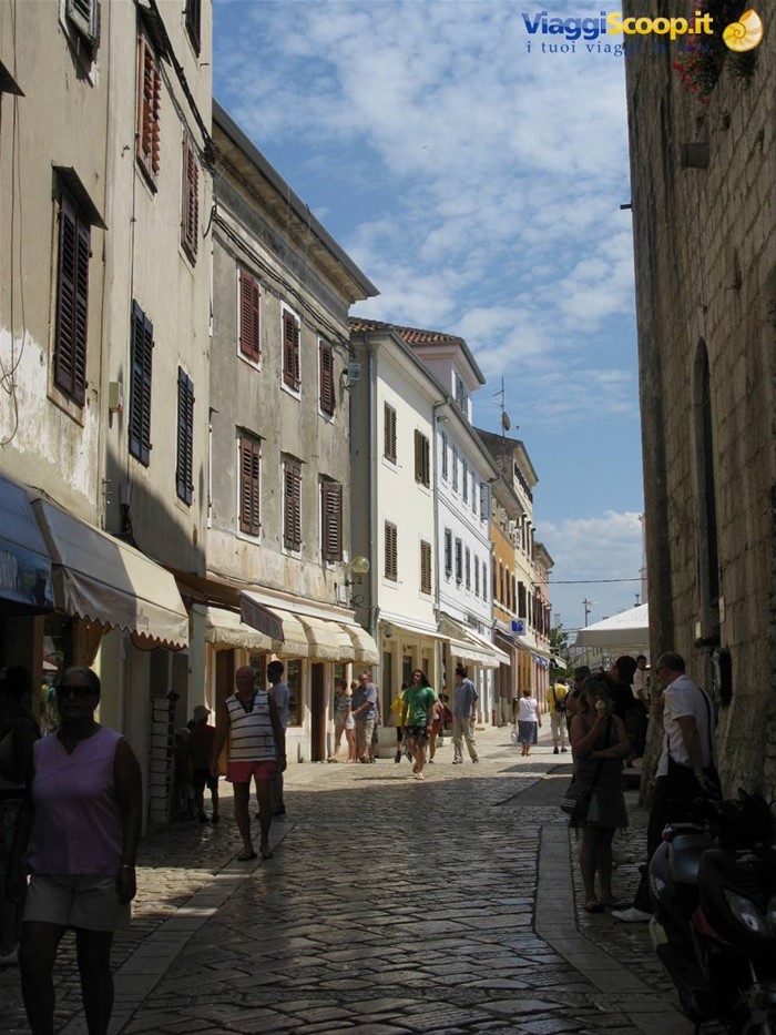 un tratto di Decumanus, interamente pavimentato in marmo istriano