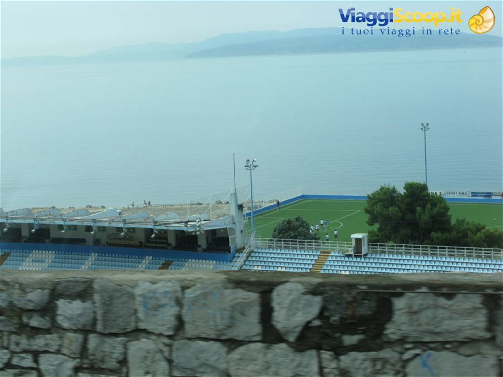 Krk vista da dietro lo stadio di Fiume (Rijeka)