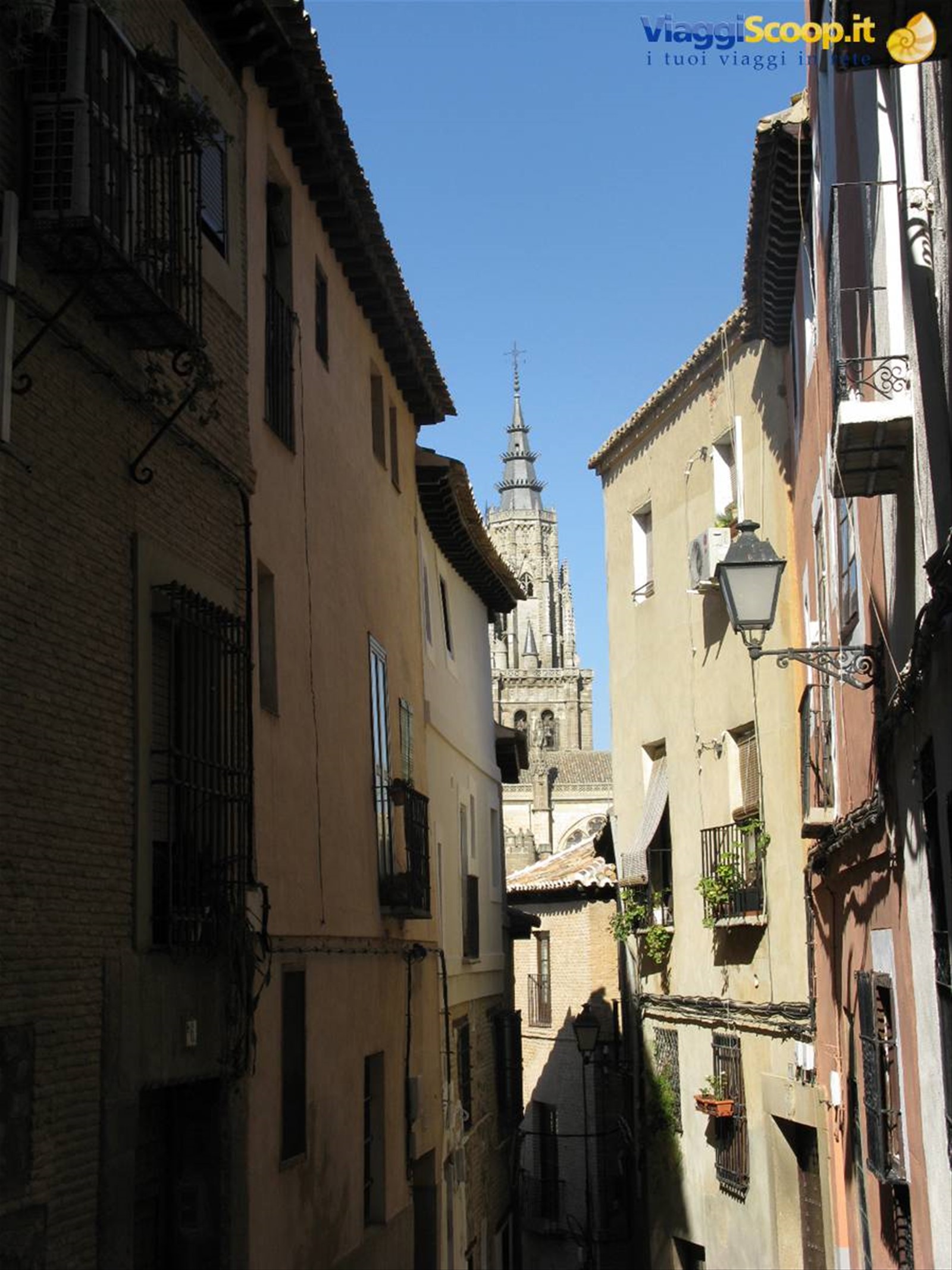campanile della cattedrale visto da una viuzza