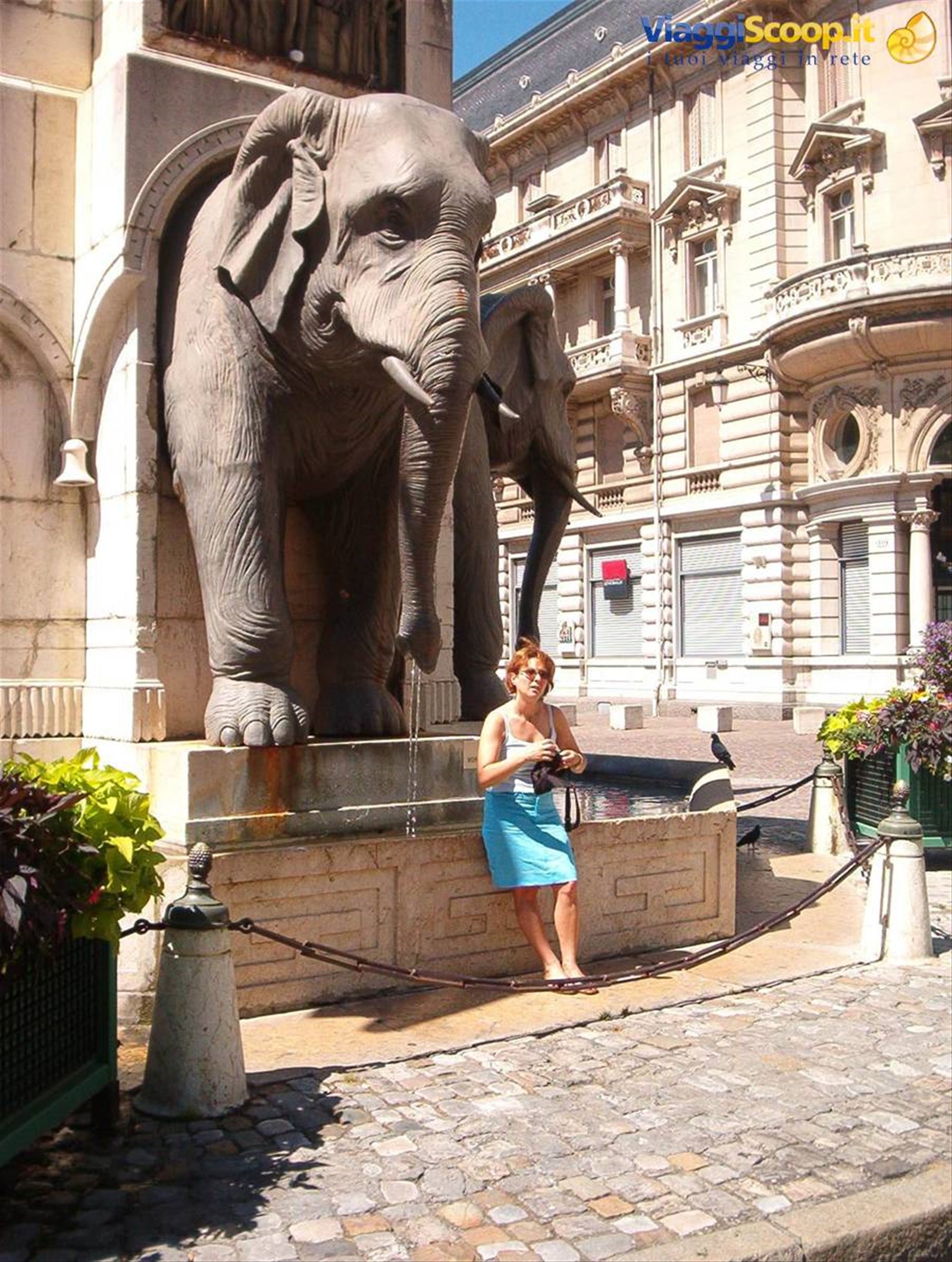 tilde davanti alla famosa fontana dell'elefante a chambery
