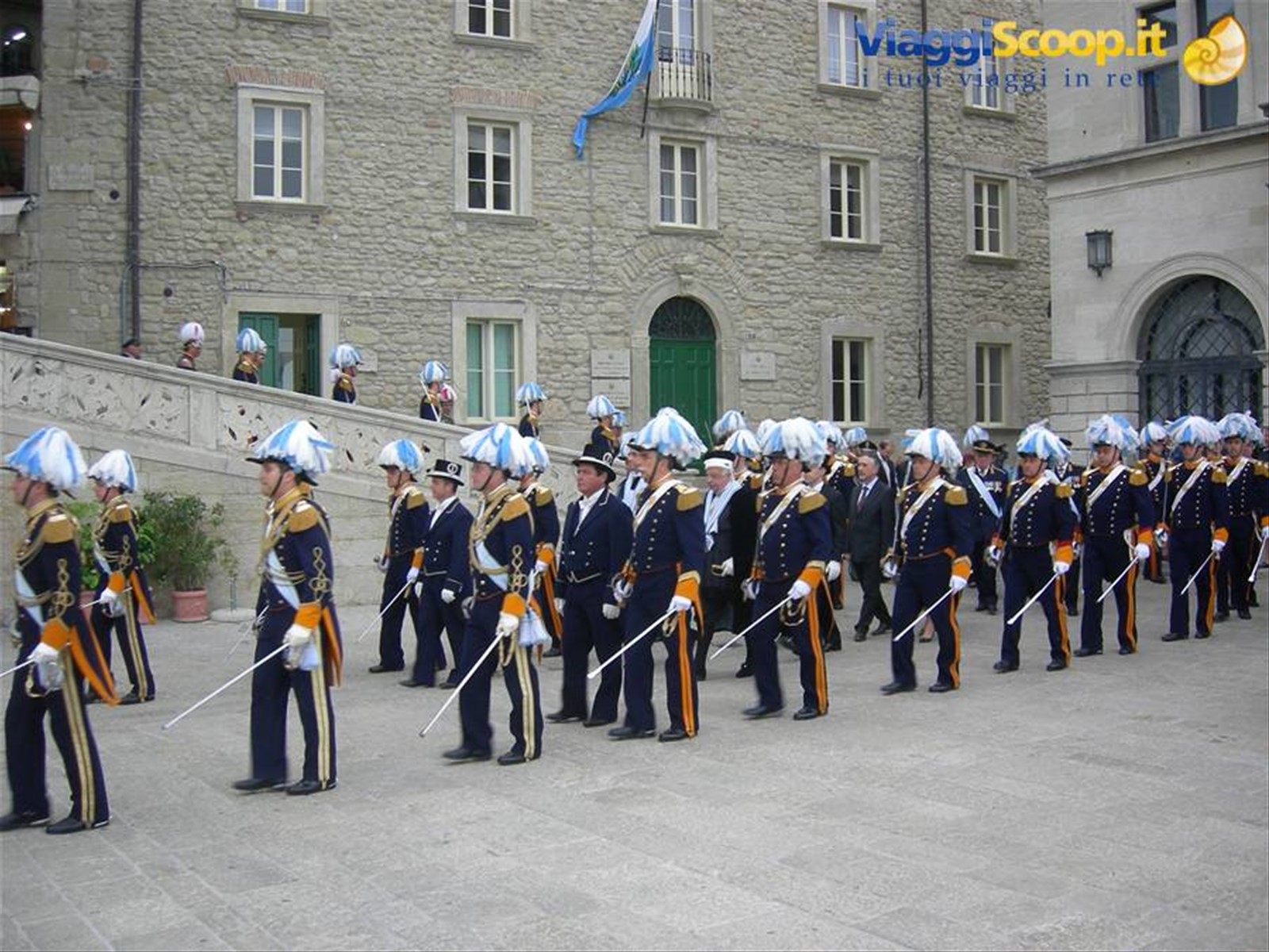 schieramento dei corpi militari sulla piazza della libertà (corpus domini)