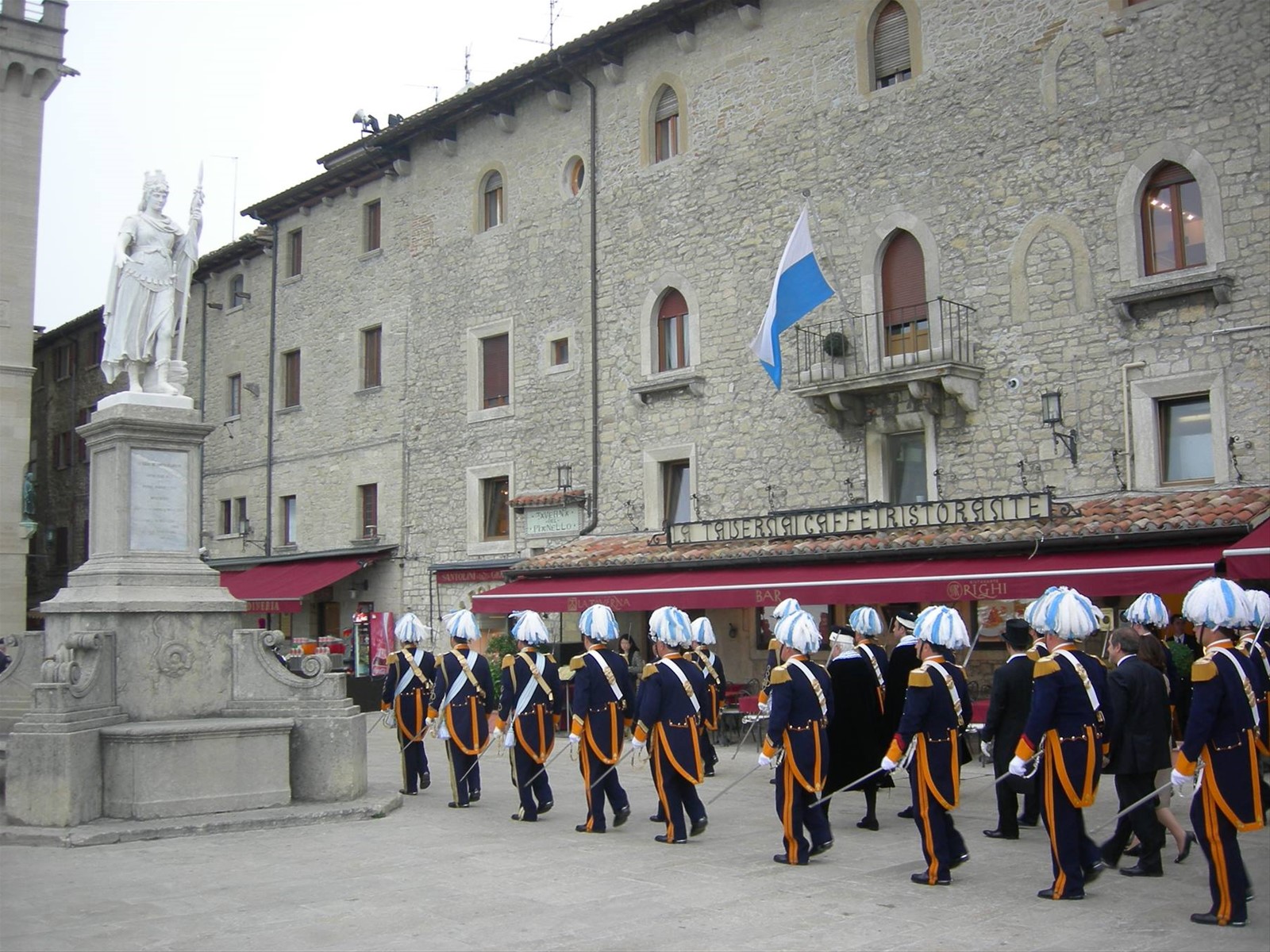 schieramento dei corpi militari sulla piazza della libertà (corpus domini)