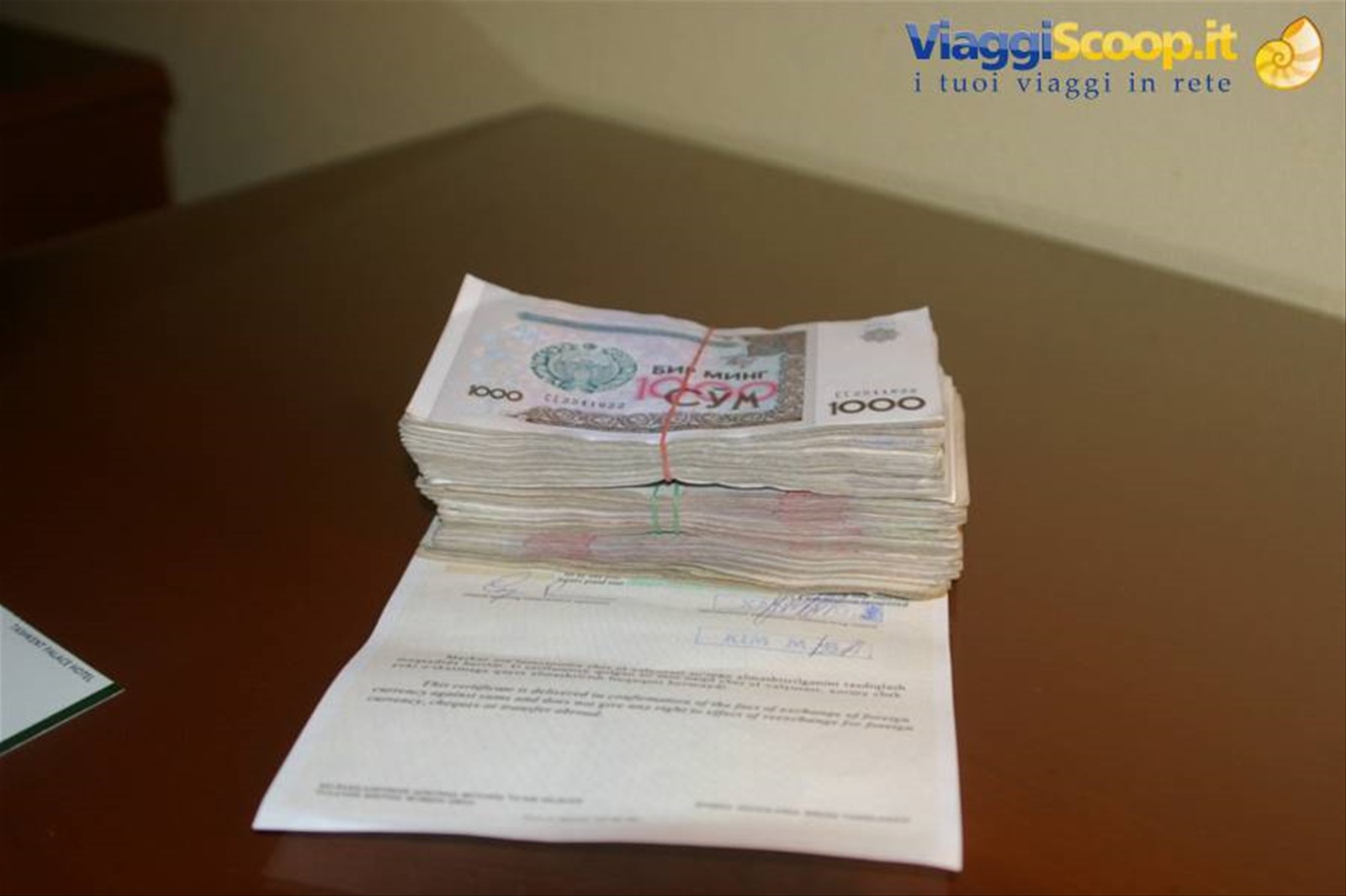 Doveroso passaggio all'ufficio cambio per cambiare 100 Euro per le prime spese