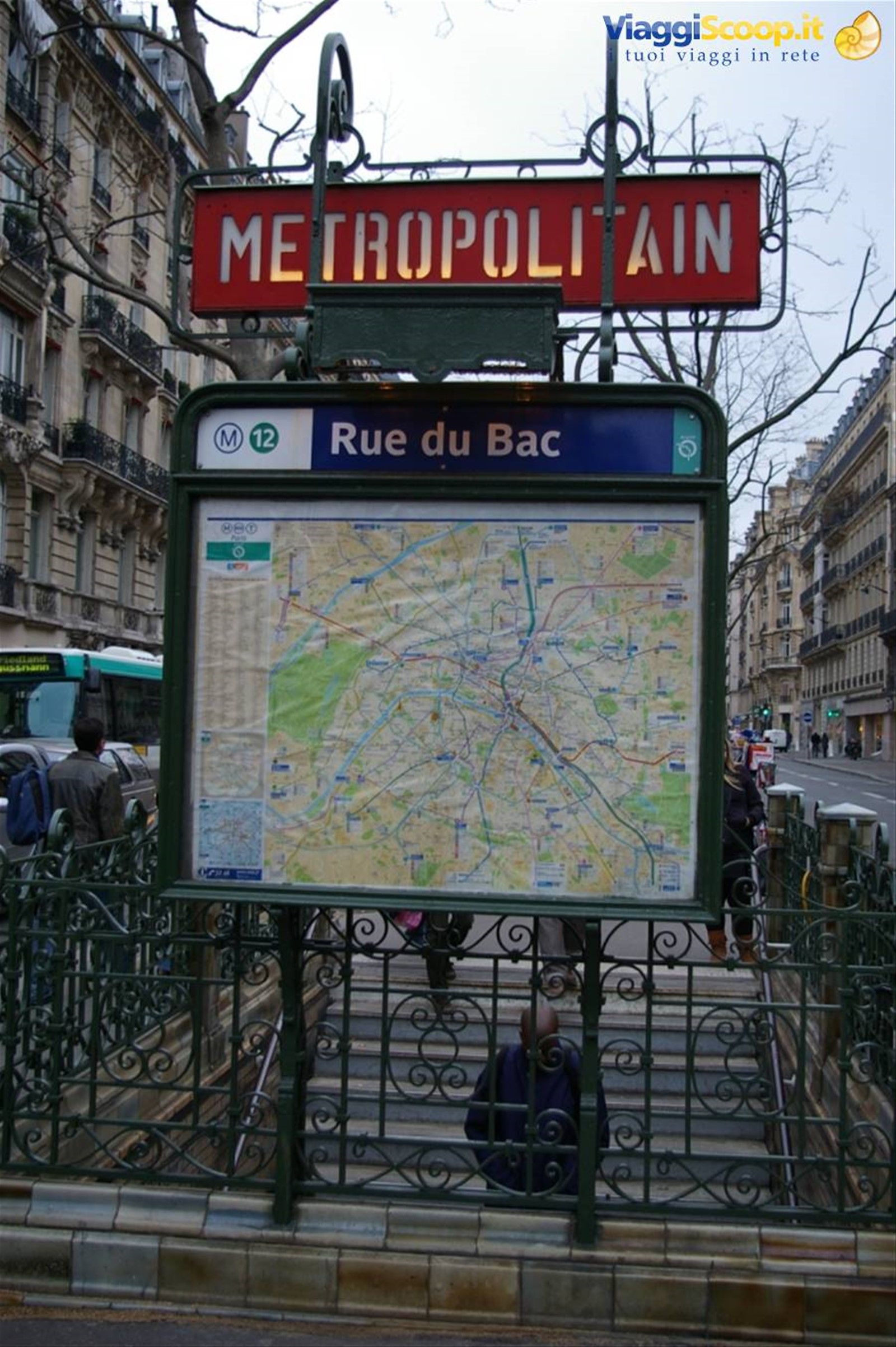 Tipico ingresso della metropolitana parigina