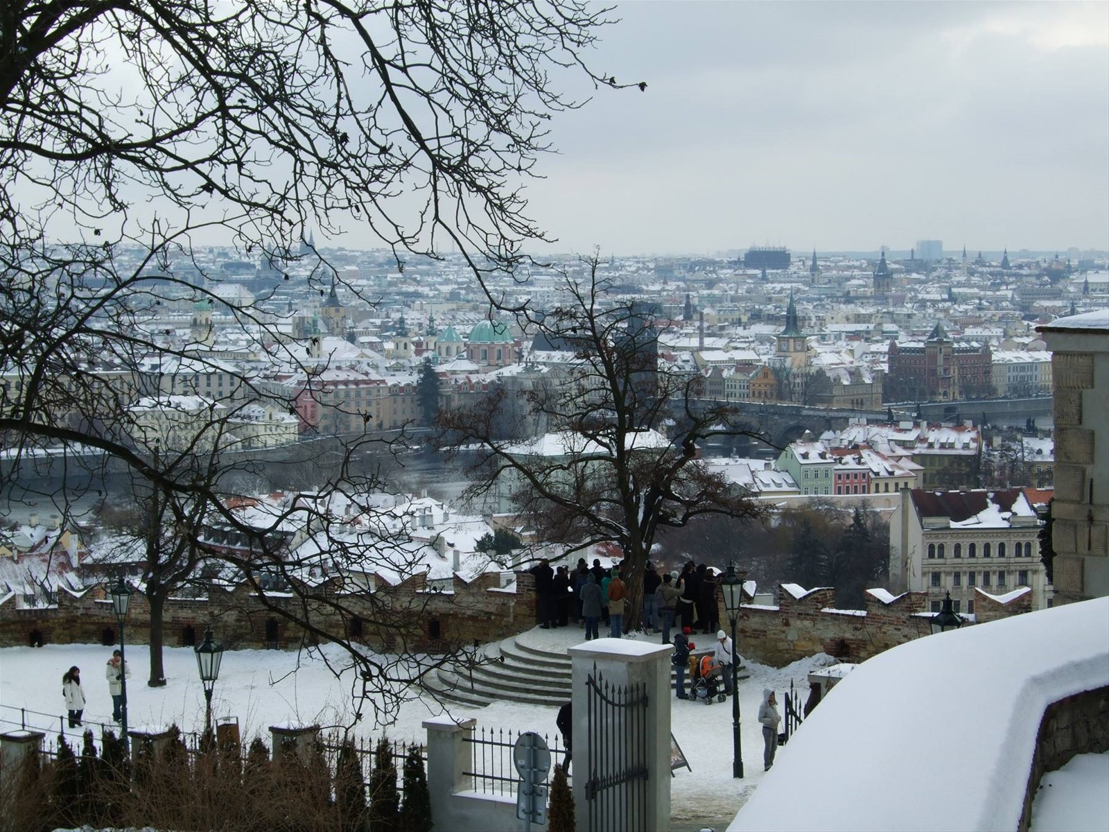 I tetti di Praga imbiancati dalla neve