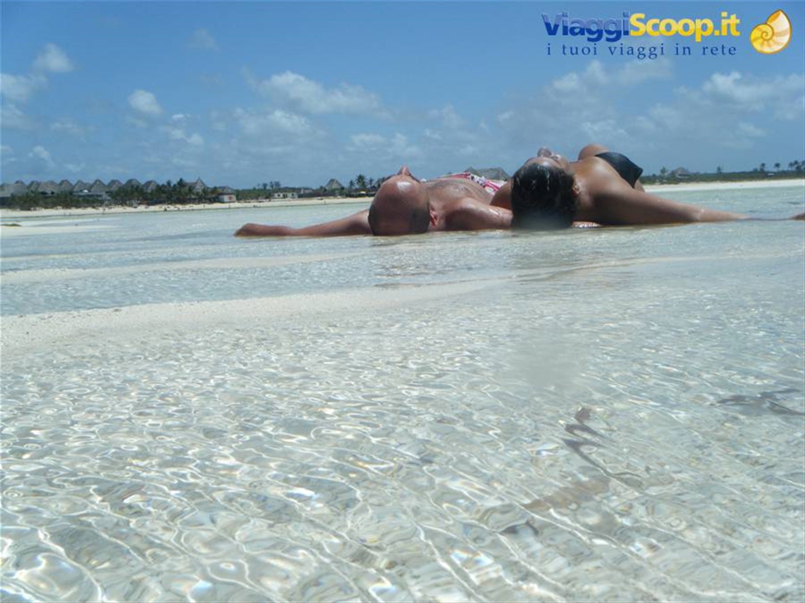 noi sugli atolli davanti alla spiaggia