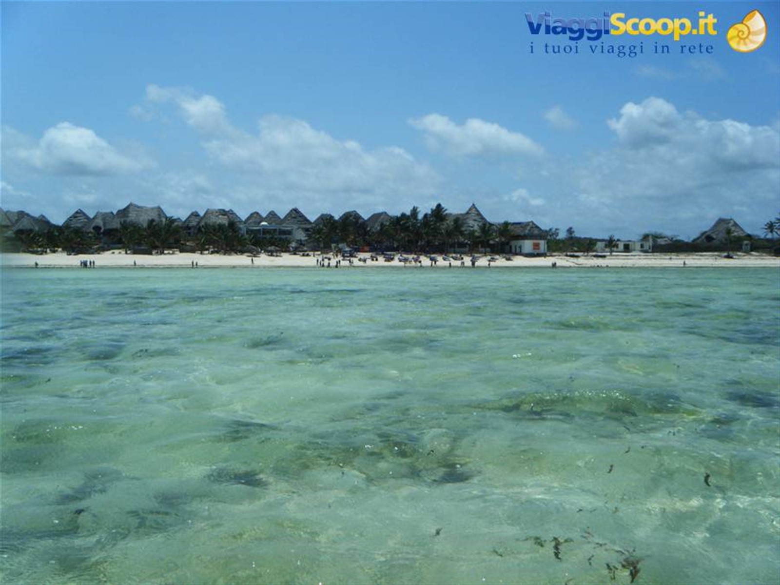 eden village visto dal mare in alta marea