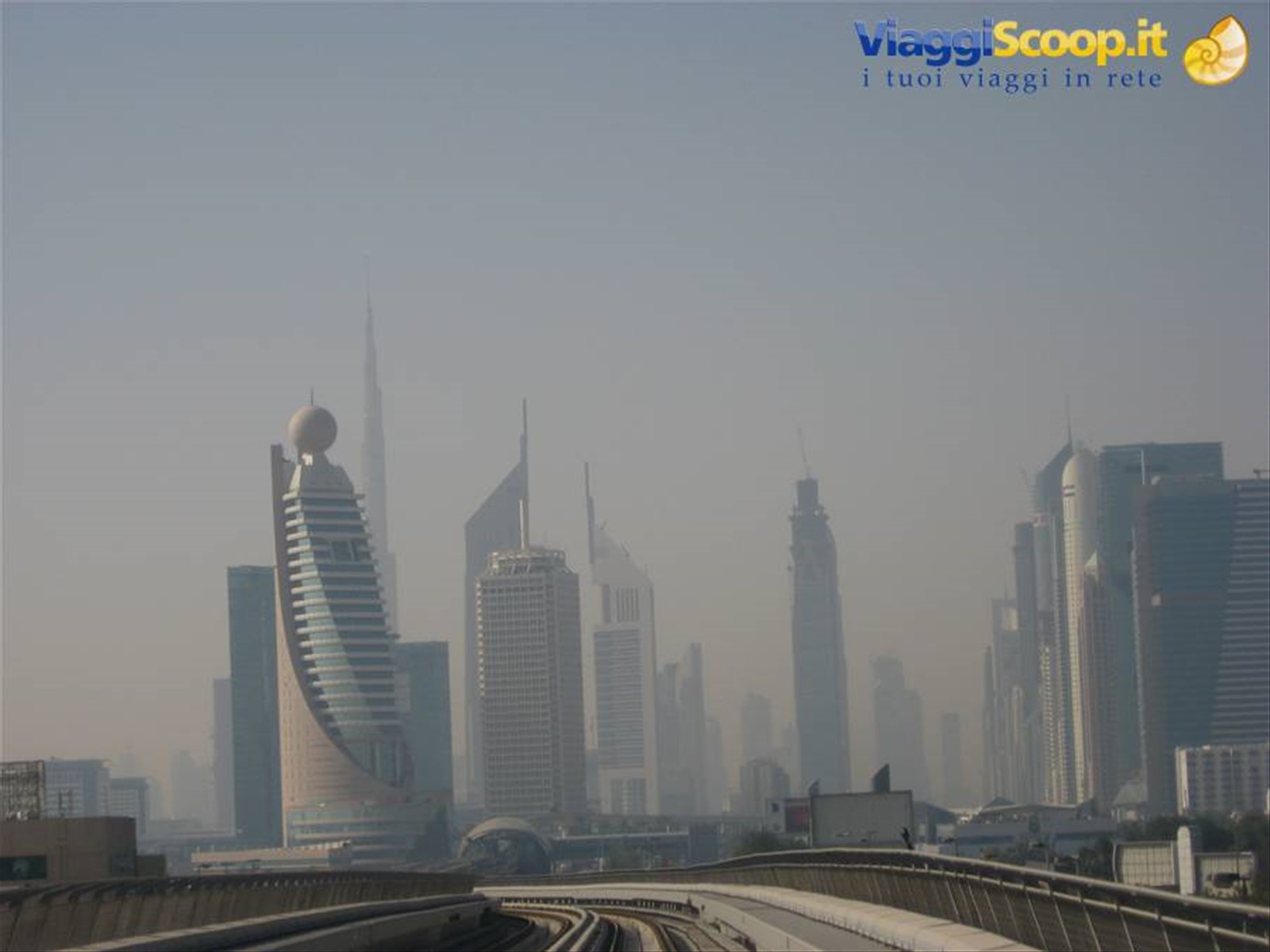 skyline di dubai dalla metropolitana