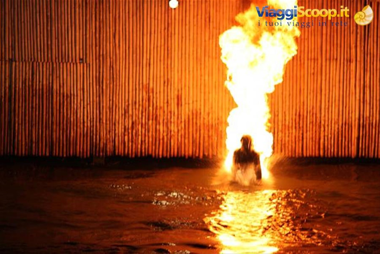 12/12/08 Phuket Stunt Show Uomo torcia verso l'acqua