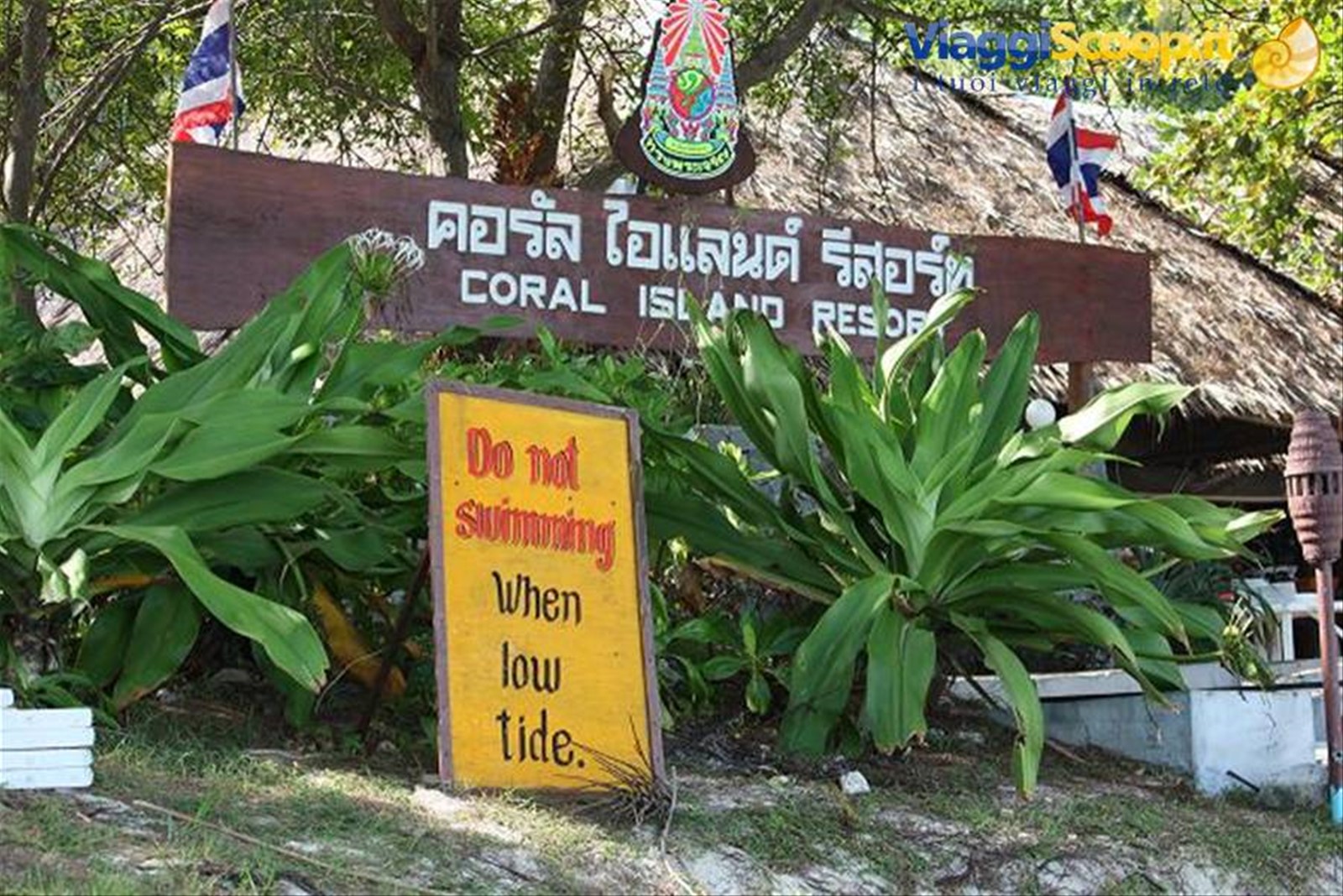 14/12/08 Coral Island, cartello che ci ricorda che è proibito nuotare quando c'è la bassa marea