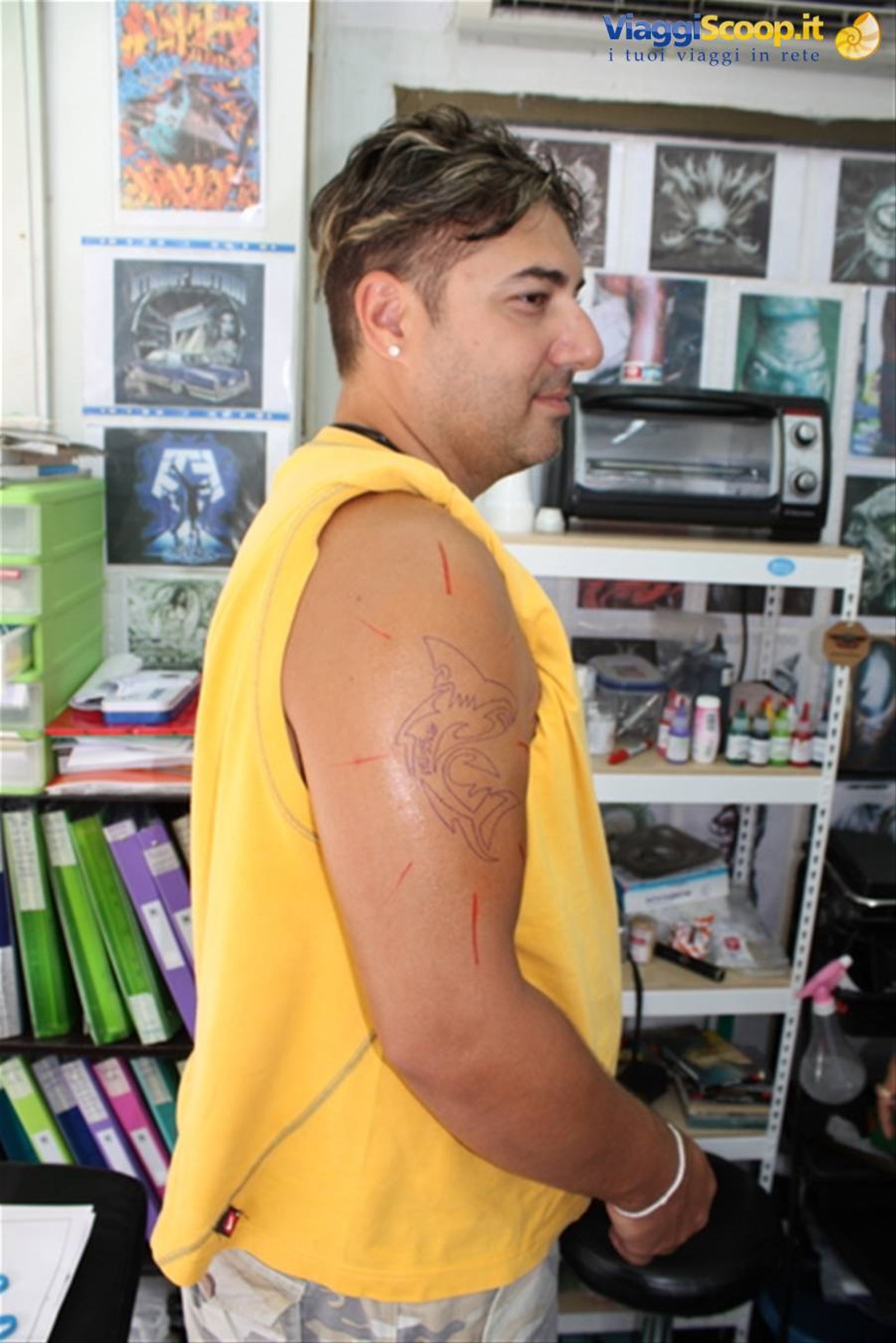 17/12/08 Tatuaggio, Il disegno del contorno sul braccio.