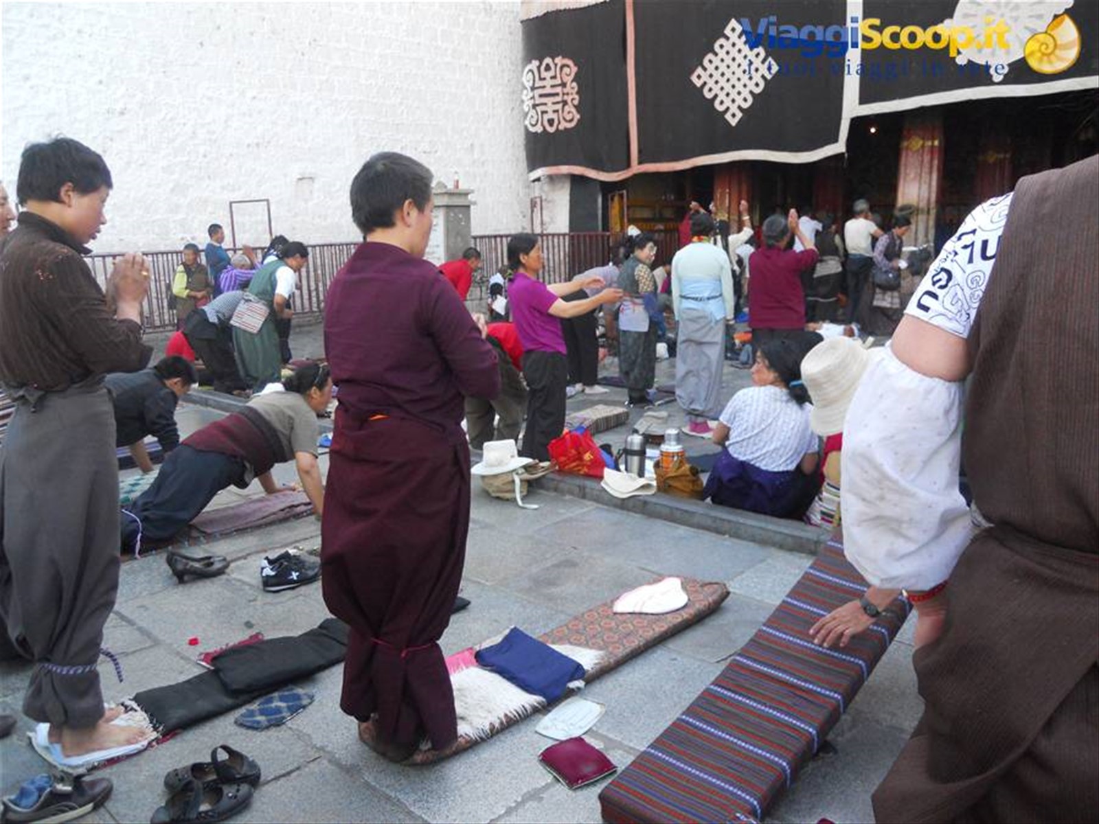 in preghiera al Jokhang