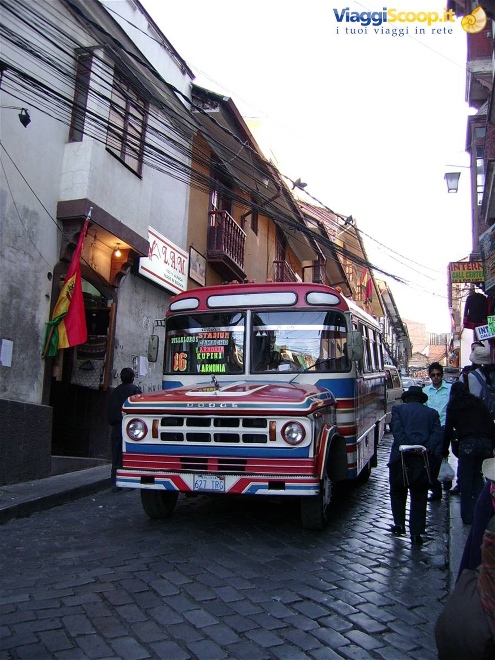 autobus colorato tra i vicoli della città vecchia