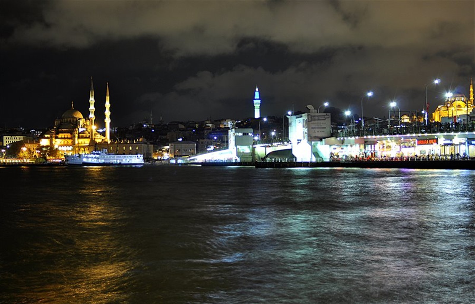 Ponte Galata e Moschea Nuova by night