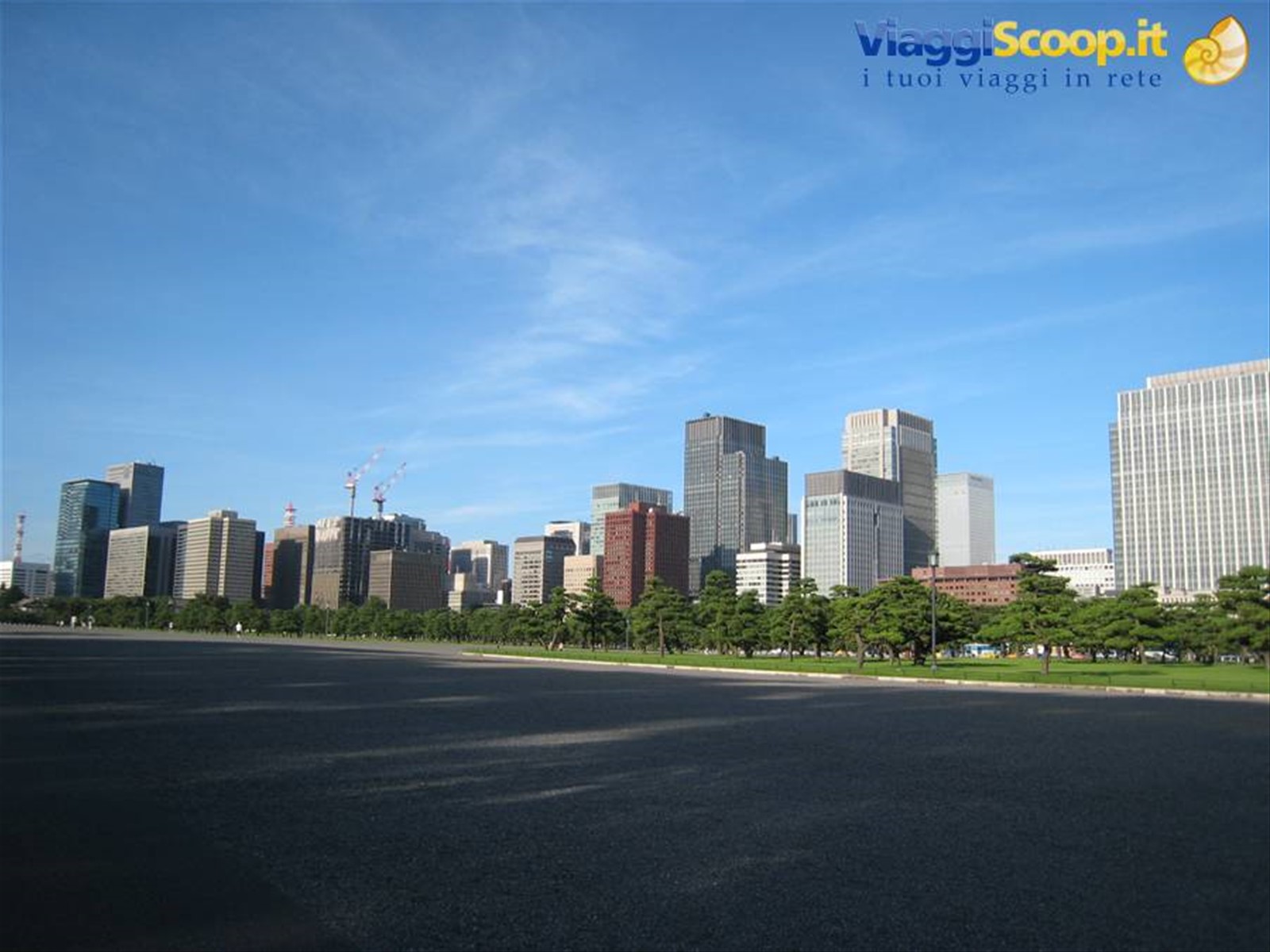 Tokyo Skyline dai giardini Imperiali