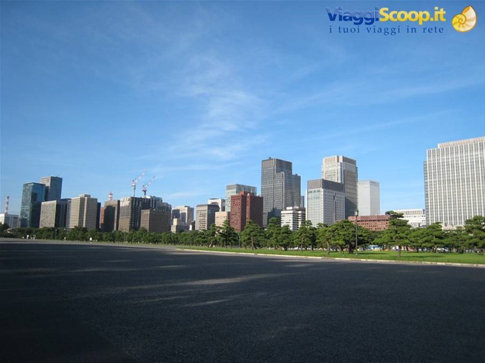 Tokyo Skyline dai giardini Imperiali