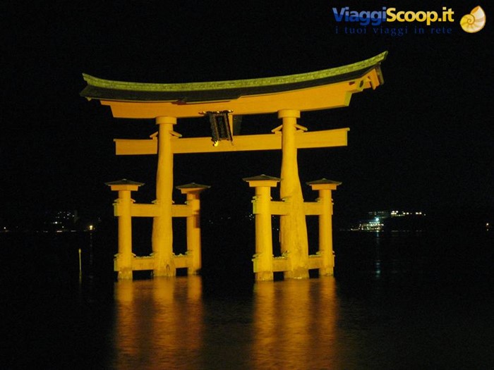 Miyashima - Il Torii di notte con l'alta marea