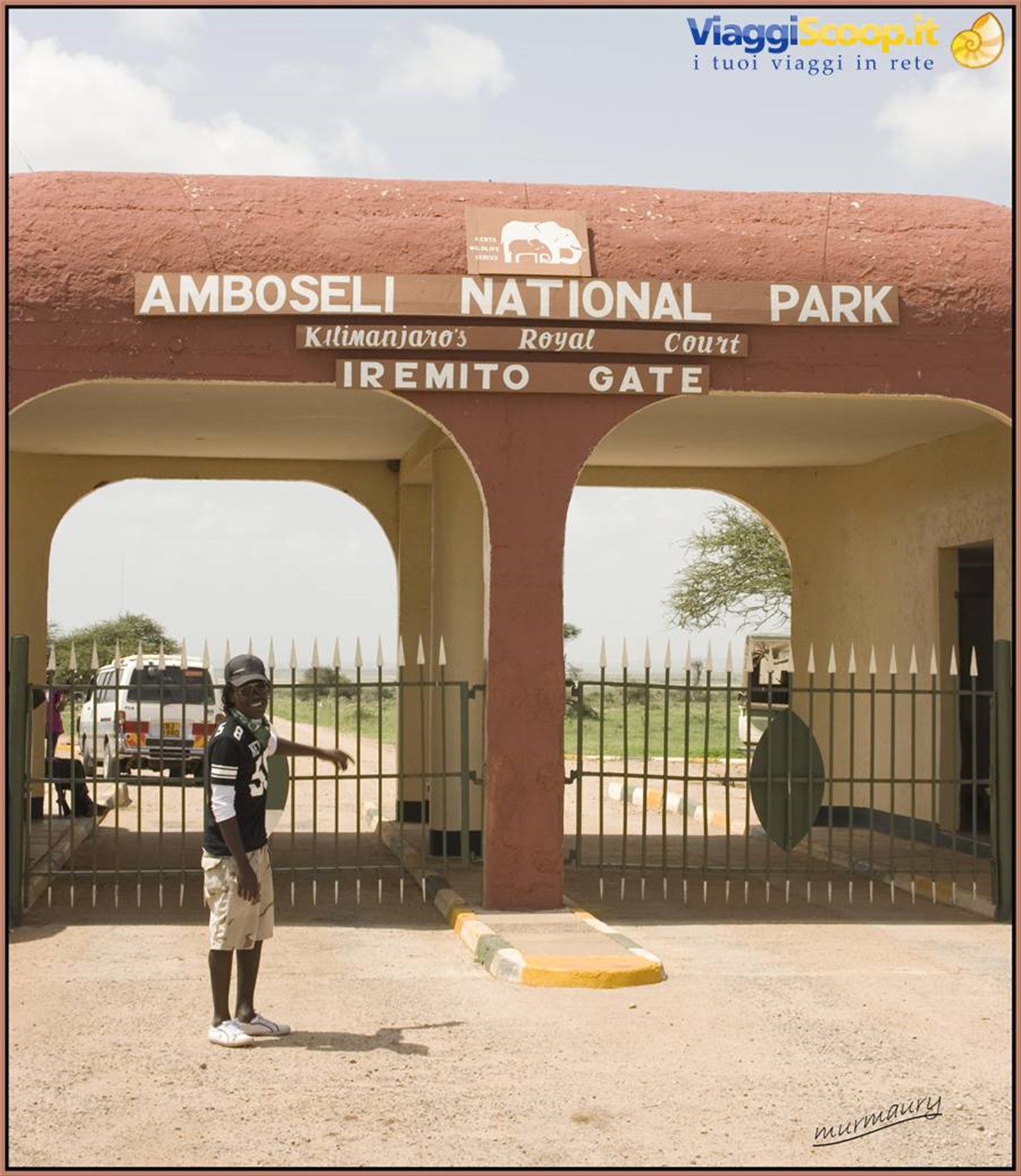 Tony Manero all'ingresso di Amboseli