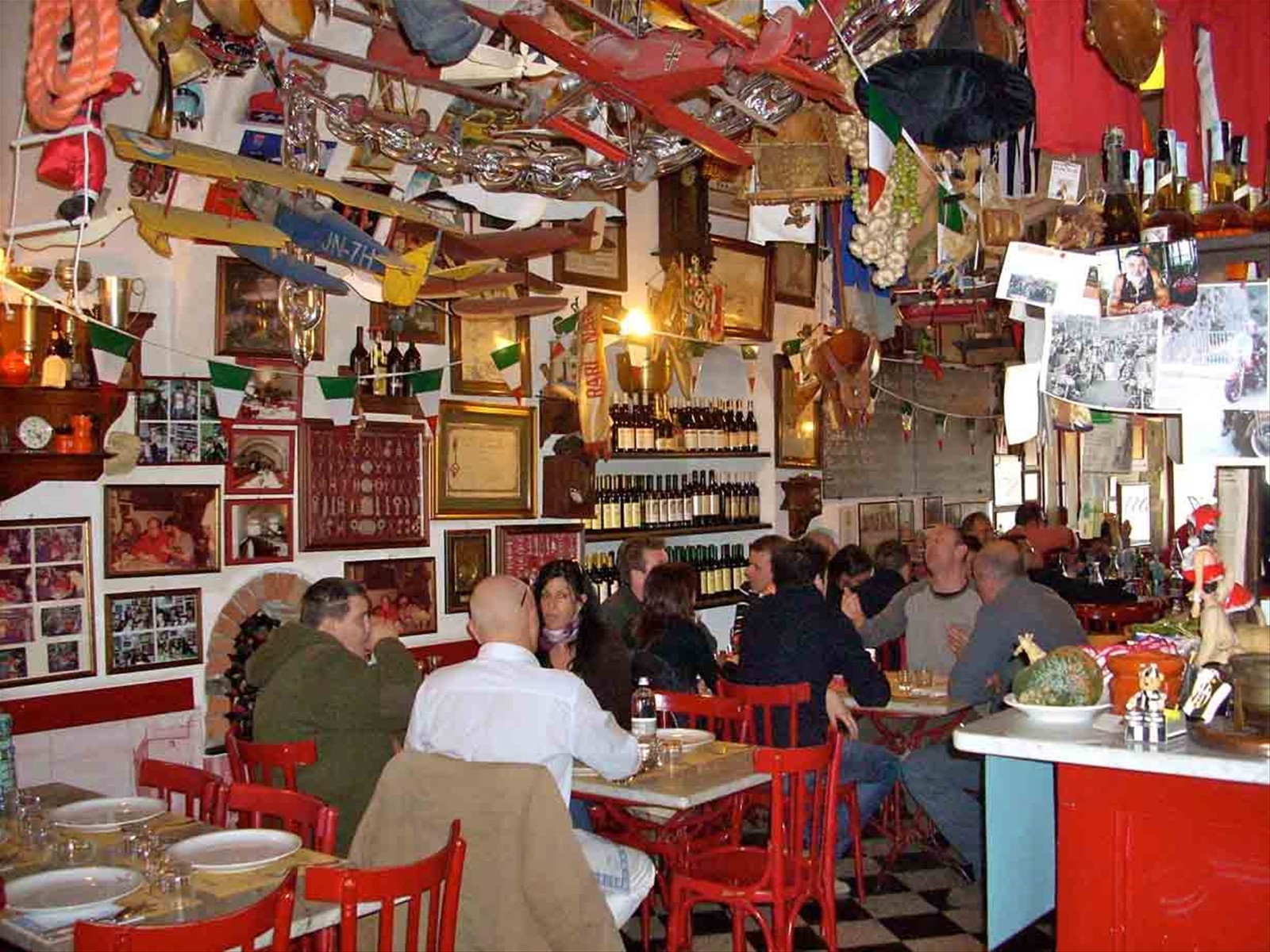 Si mangia e si beve in allegria presso l'Osteria Bacco di Savona