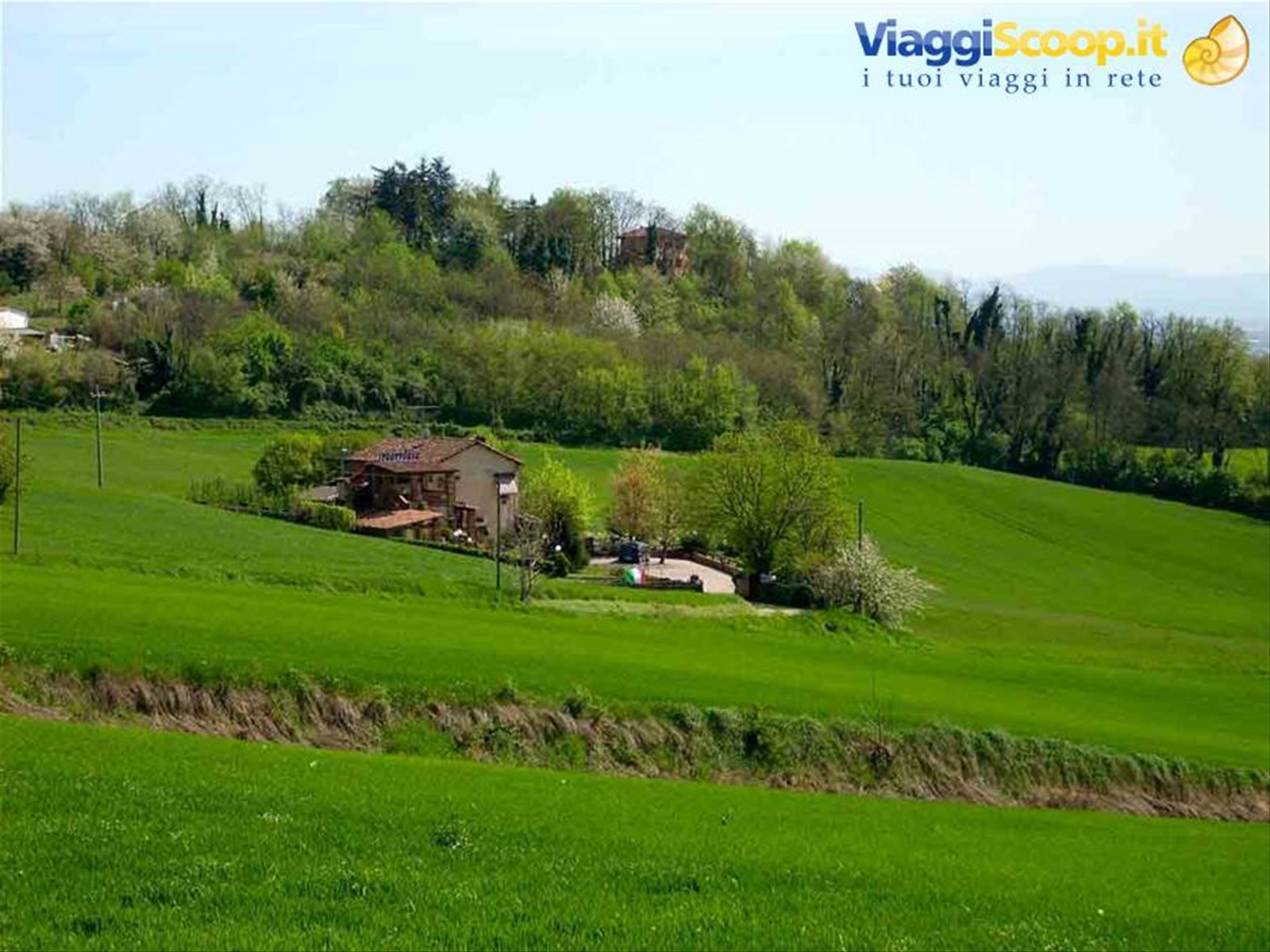 Veduta della Trattoria La Serignola e del paesaggio circostante