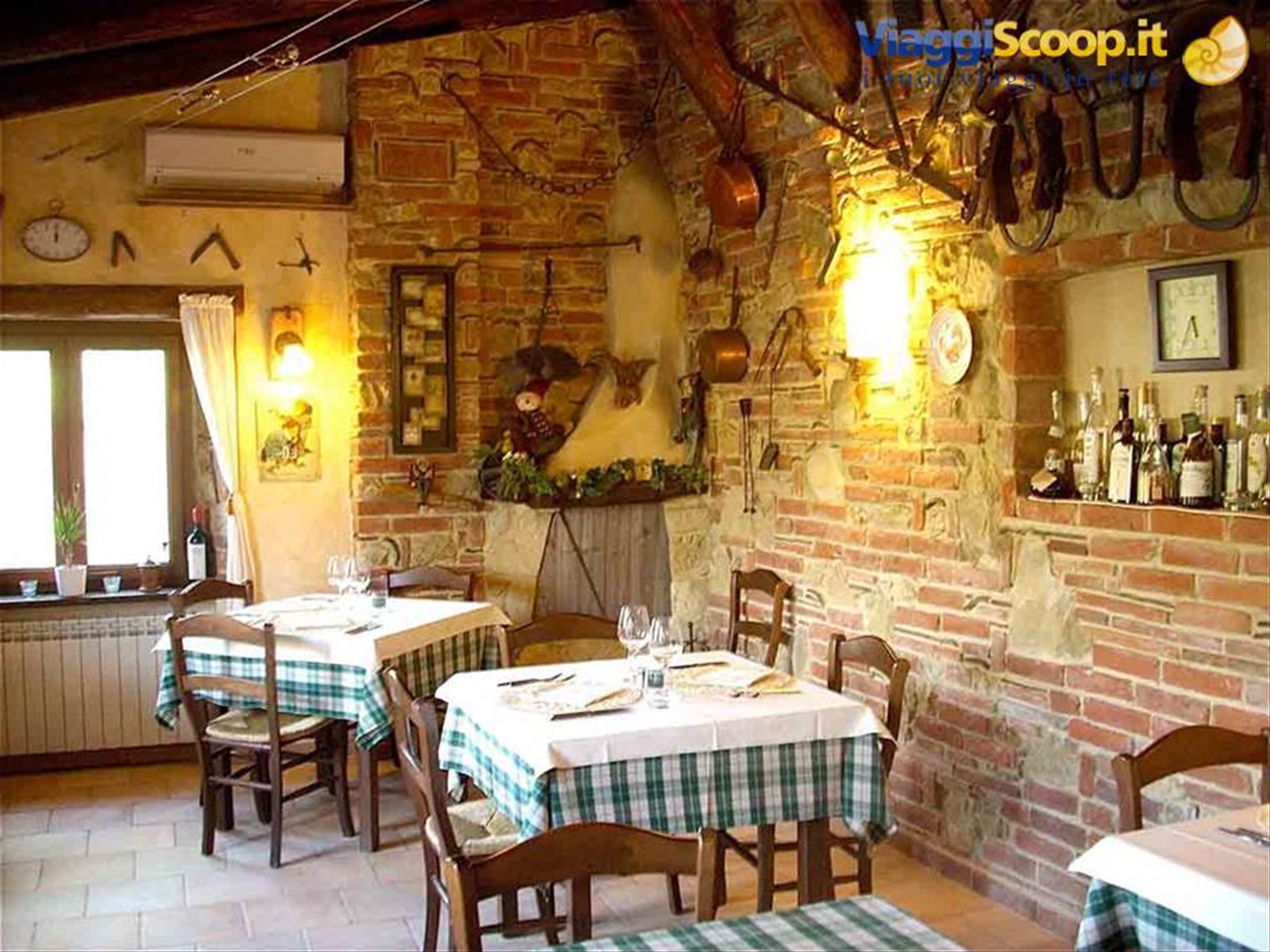 La caratteristica sala della Trattoria La Serignola