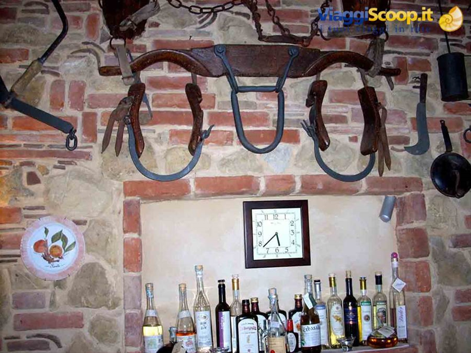 Antichi attrezzi contadini sui muri della Trattoria La Serignola