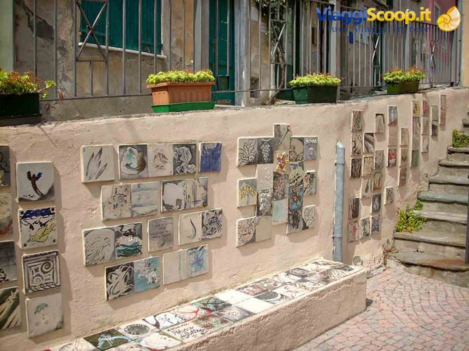 Un muretto decorato con piastrelle